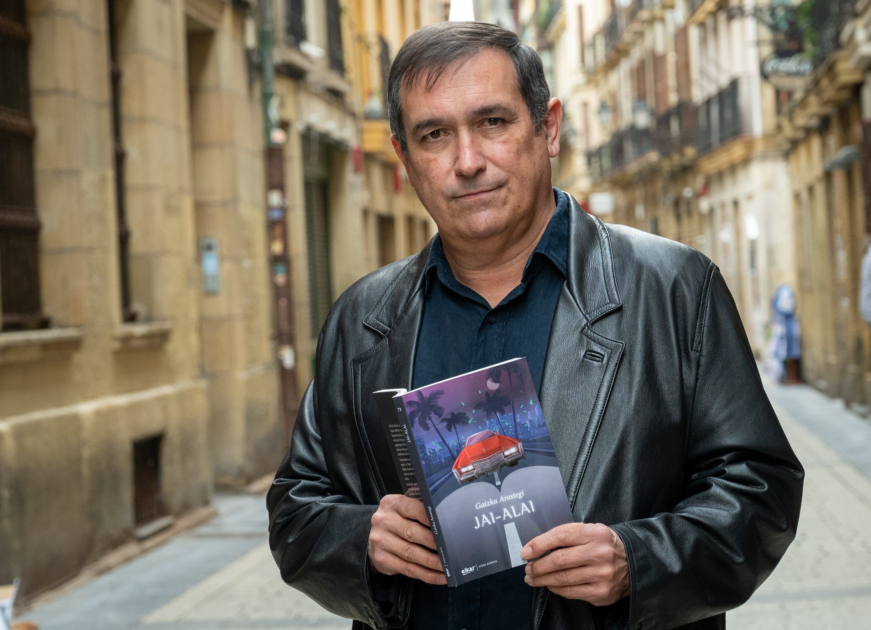 Gaizka Arostegi idazlea, 'Jai-Alai' nobela eskuetan duela, gaur, Donostian. GORKA RUBIO / FOKU