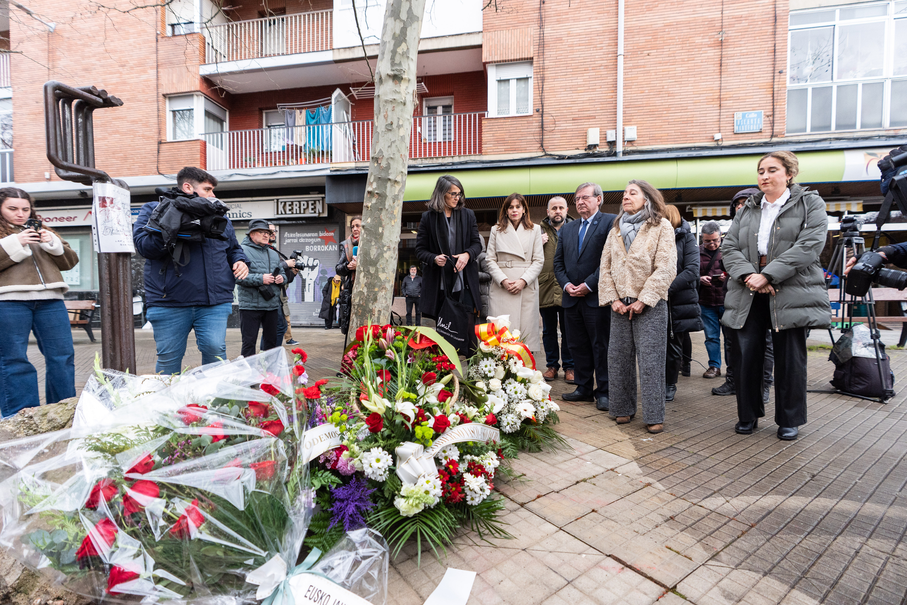 Maider Etxebarria, Fernando Martinez eta Marisol Garmendia, 2020an Martxoaren 3ko biktimei egindako lore eskaintzan. ENDIKA PORTILLO / FOKU