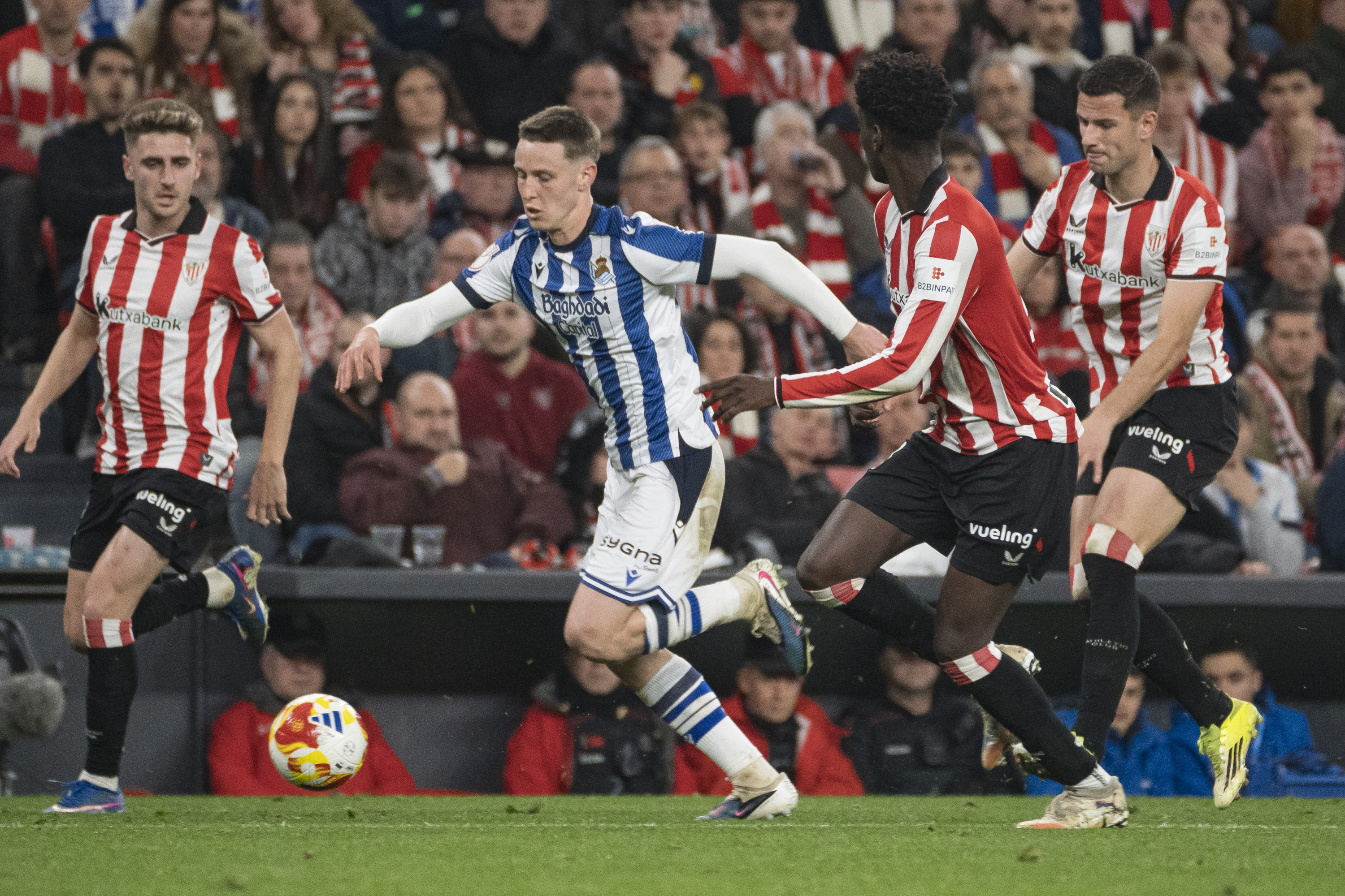 Beñat Turrientes Realeko jokalaria baloiarekin, atzo, Athletic-Reala Espainiako Kopako finalerdian, Bilbon. ARITZ LOIOLA / FOKU