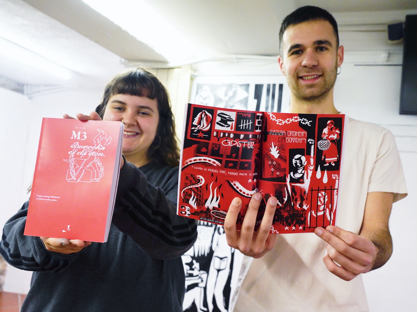 Gasteizko GKSko kideak, fanzinearen ale bana eskuan, gaurko aurkezpenean. RAUL BOGAJO / FOKU