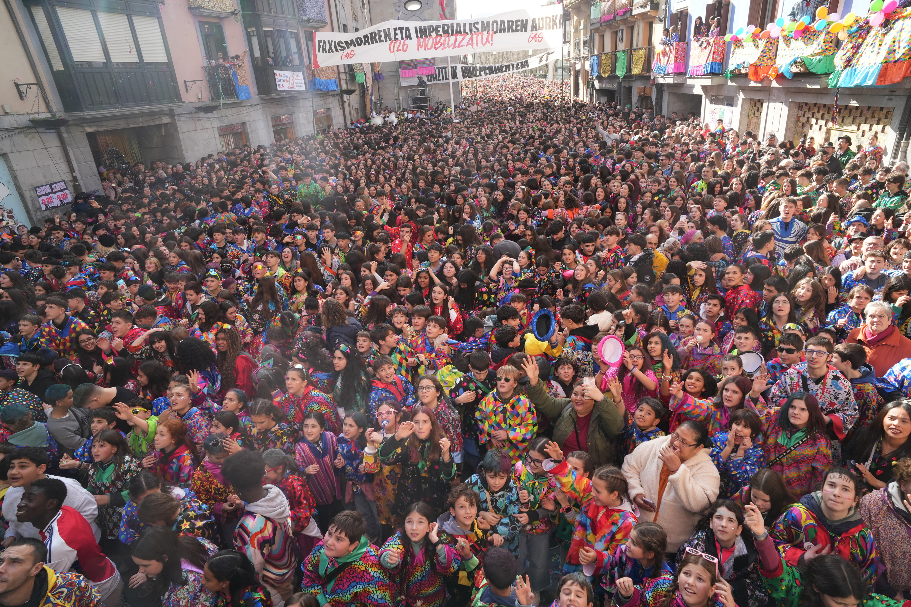 Tolosako Plaza Zaharra beteta, gaur eguerdian, inauteriei hasiera emateko txupinazoan. JON URBE / FOKU