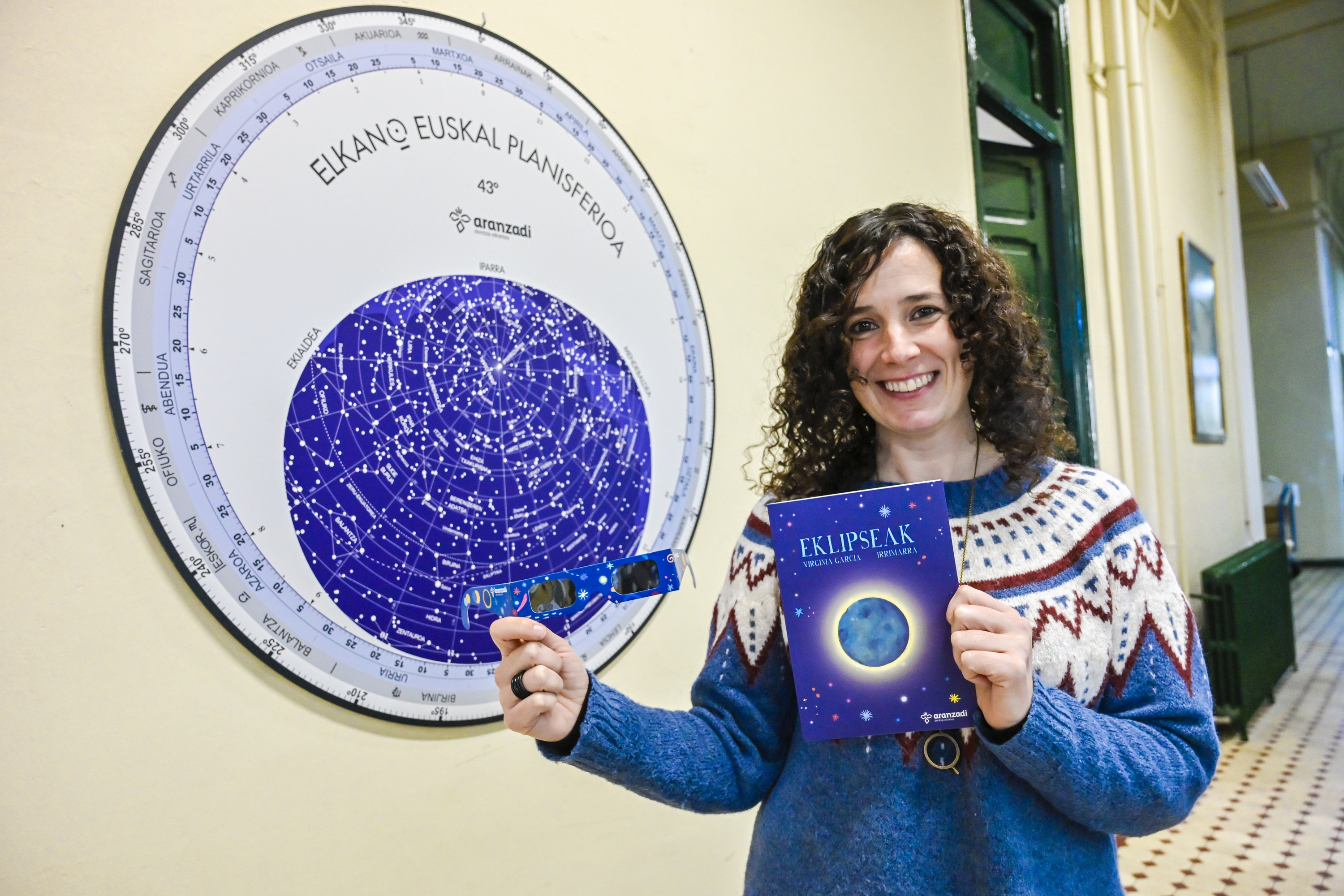 Virginia Garcia Pena astrologoa, 2024an, 'Eklipseak' liburua esku artean duela. GORKA RUBIO / FOKU