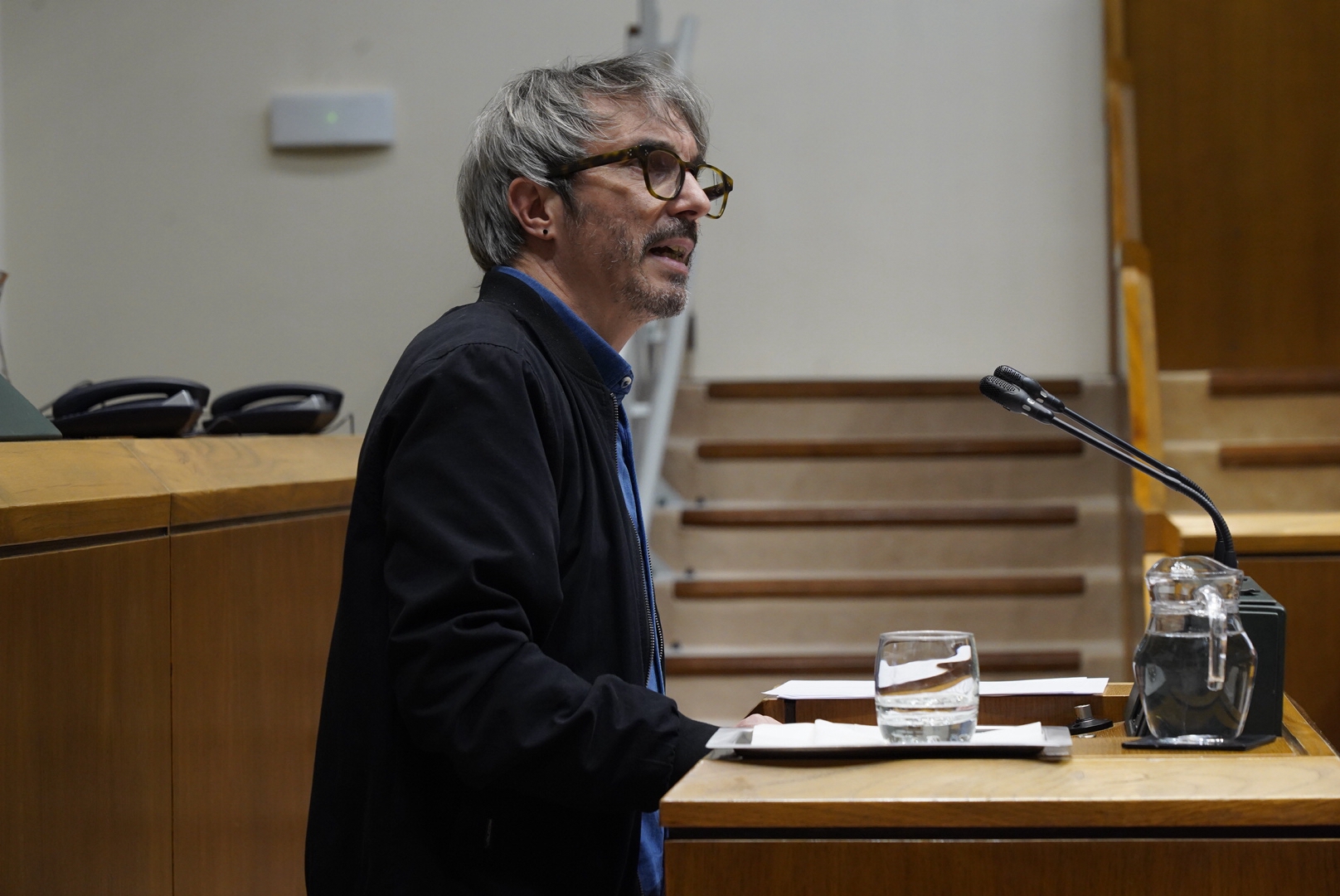 Josu Aztiria EH Bilduko legebiltzarkideak eraman du ekinbidea Eusko Legebiltzarreko osoko bilkurara. RAUL BOGAJO / FOKU