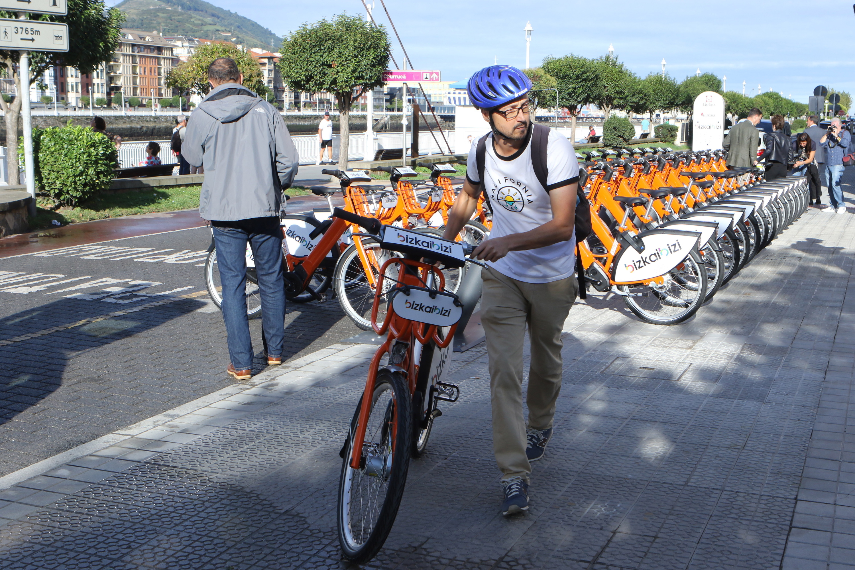 BizkaiBizi zerbitzuaren erabiltzaile bat, Getxon, artxiboko irudi batean. ARITZ LOIOLA / FOKU