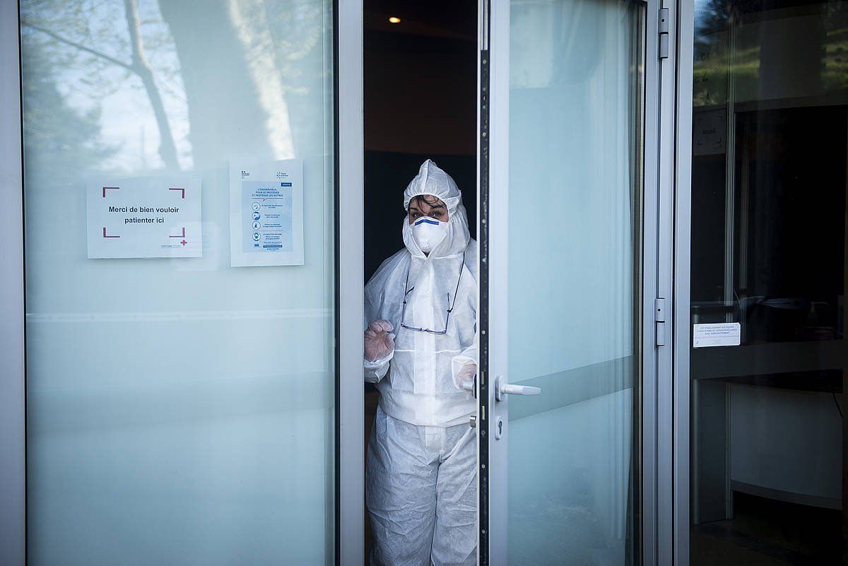 Baionako behin behineko osasun zentroko langile bat. GUILLAUME FAUVEAU