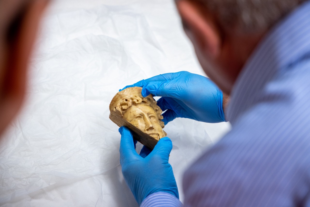 Bibat museoko teknikariak, Bakoren burua aztertzen, kutxatik atera berritan. ARABAKO FORU ALDUNDIA