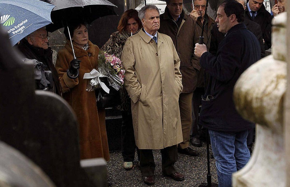 Enriqe Mujika, Fernando anaia gogoratzeko ekitaldi batean, Donostiako Polloe hilerrian, haren alarguna ondoan eta semea aurrean dituela. JAVIER ETXEZARRETA, EFE