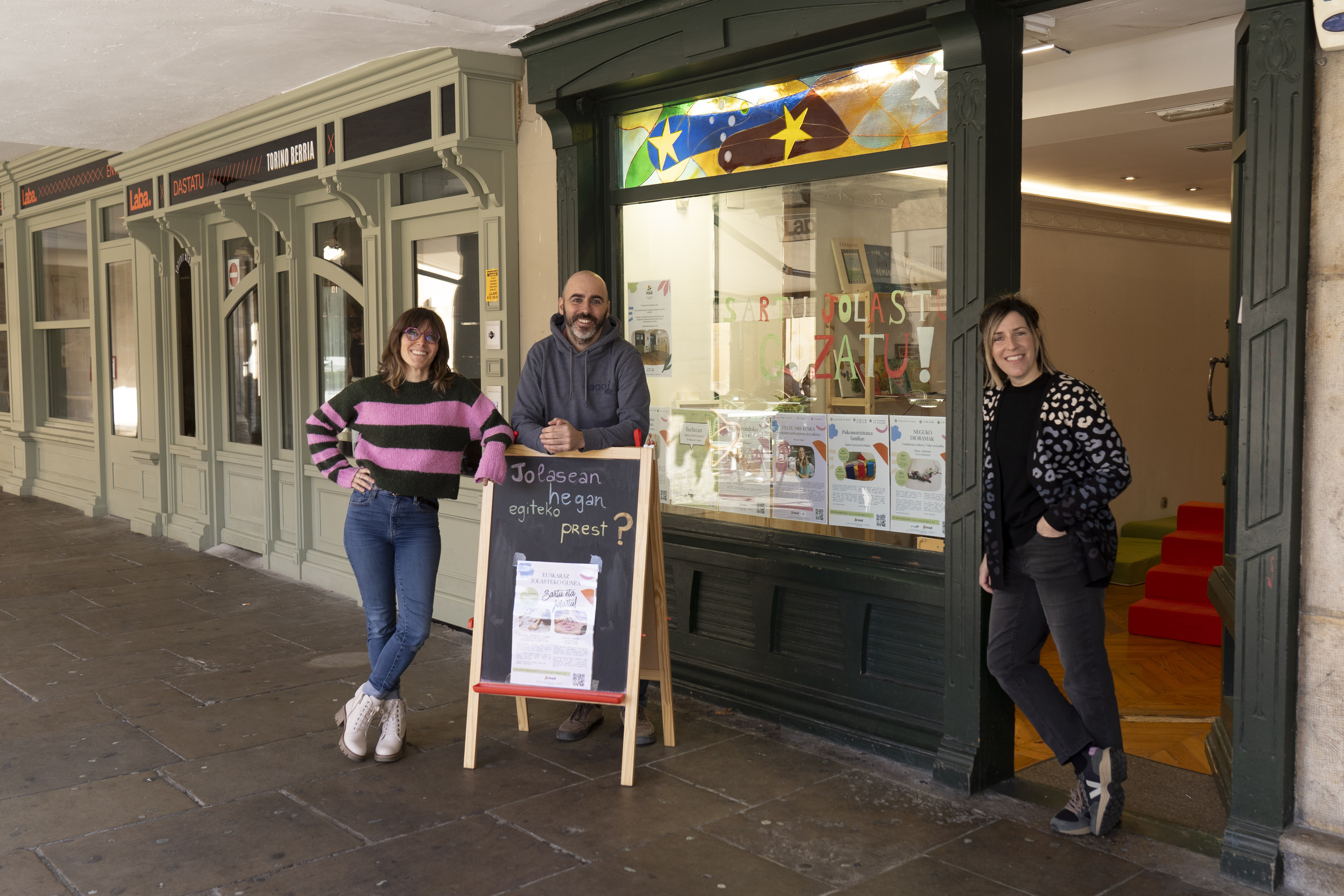 Ezkerretik eskuinera, Erkuden de Andres Imaz, Jon Bujanda Cambra eta Miren Munarriz Barrena, Irauli elkartearen atarian. IÑIGO URIZ / FOKU