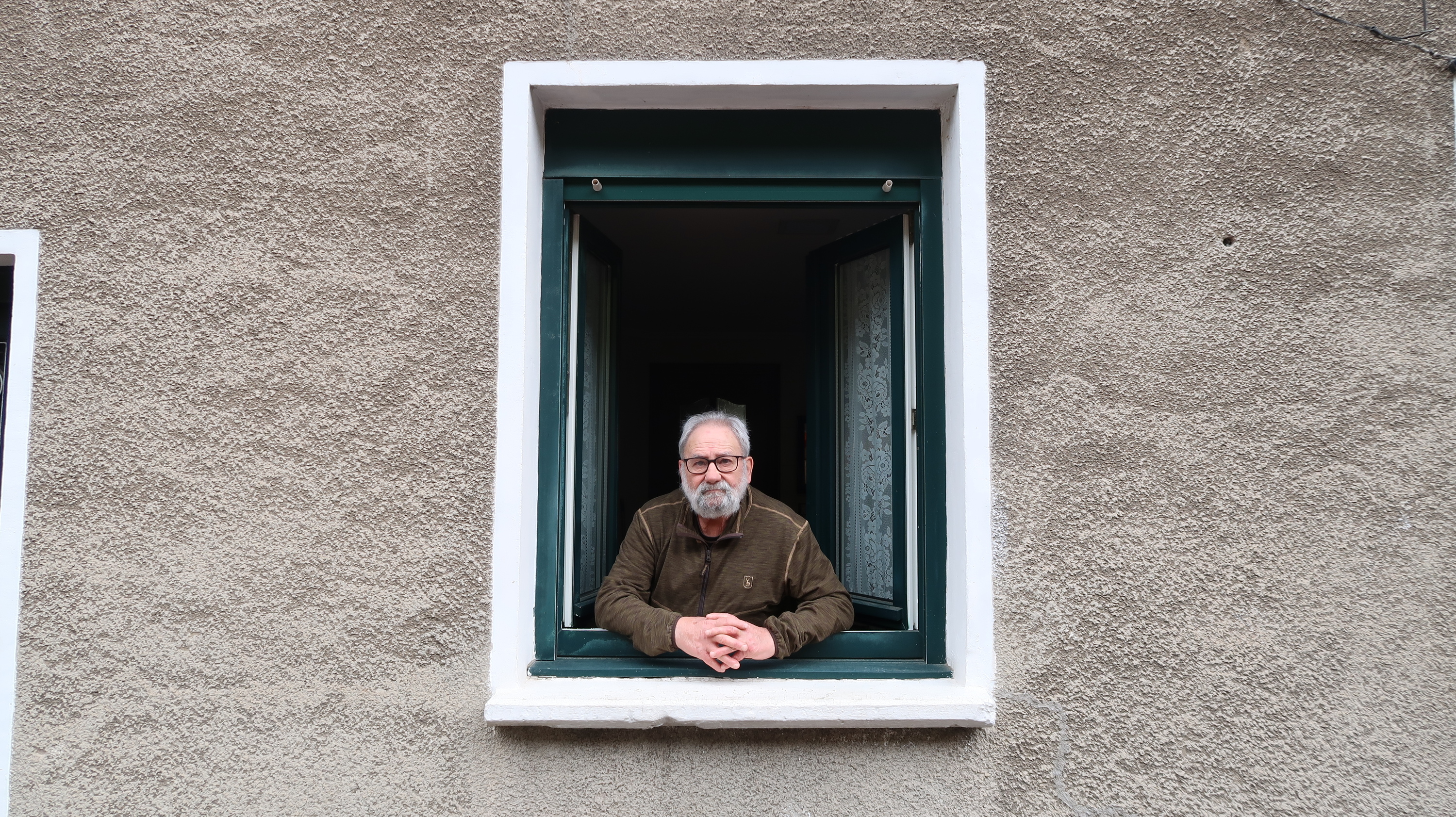 Manuel Aramendi, bere etxeko leihoan, Aizpurutxon. BERRIA