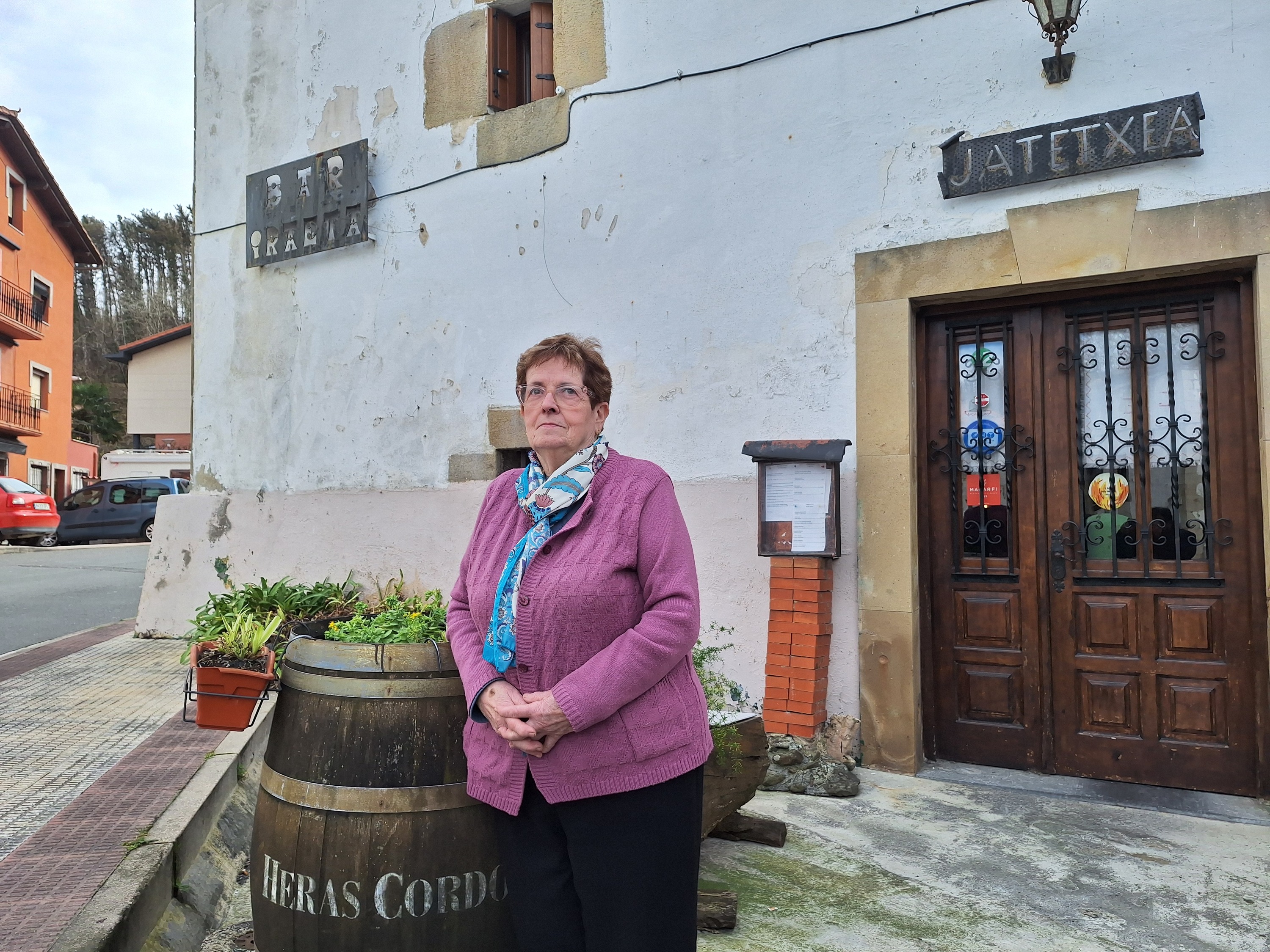Miren Etxeberria, Iraeta tabernaren aurrean. BERRIA