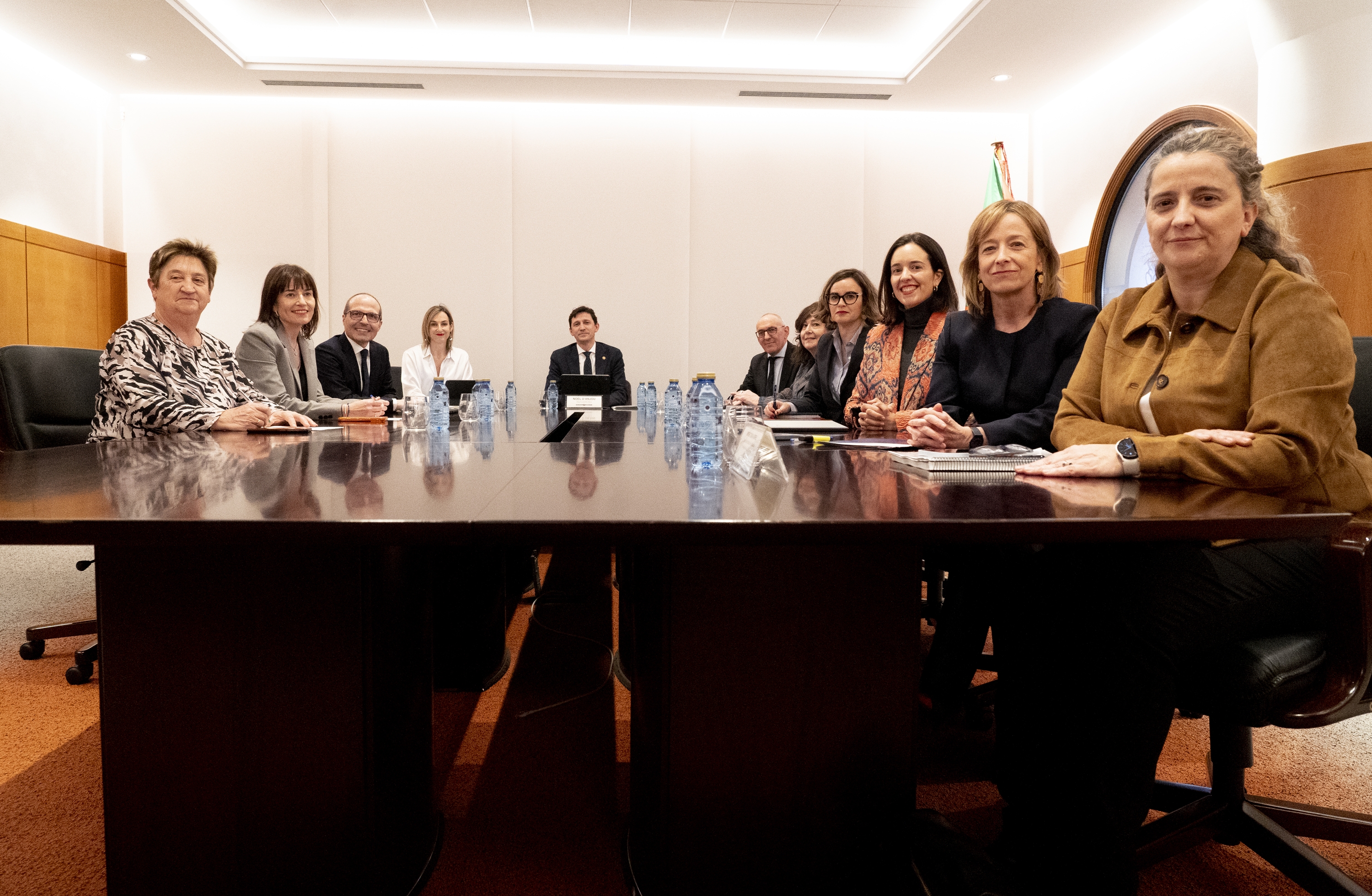 Jaurlaritzako, foru aldundietako eta Eudeleko ordezkariak, gaur, Gasteizen. RAUL BOGAJO / FOKU