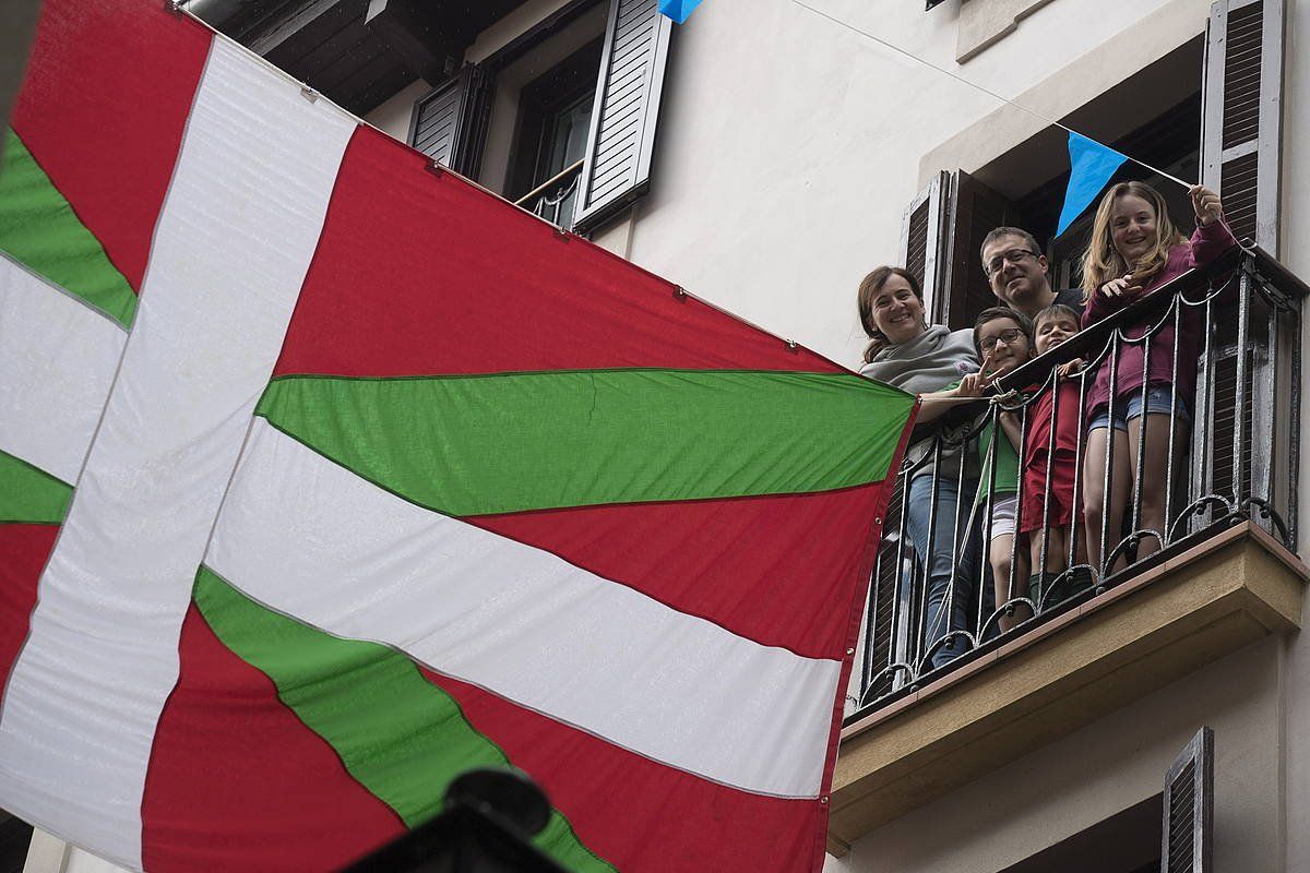 Milaka herritar atera dira balkoietara, Aberri Eguna ospatzeko. JUAN CARLOS RUIZ / FOKU