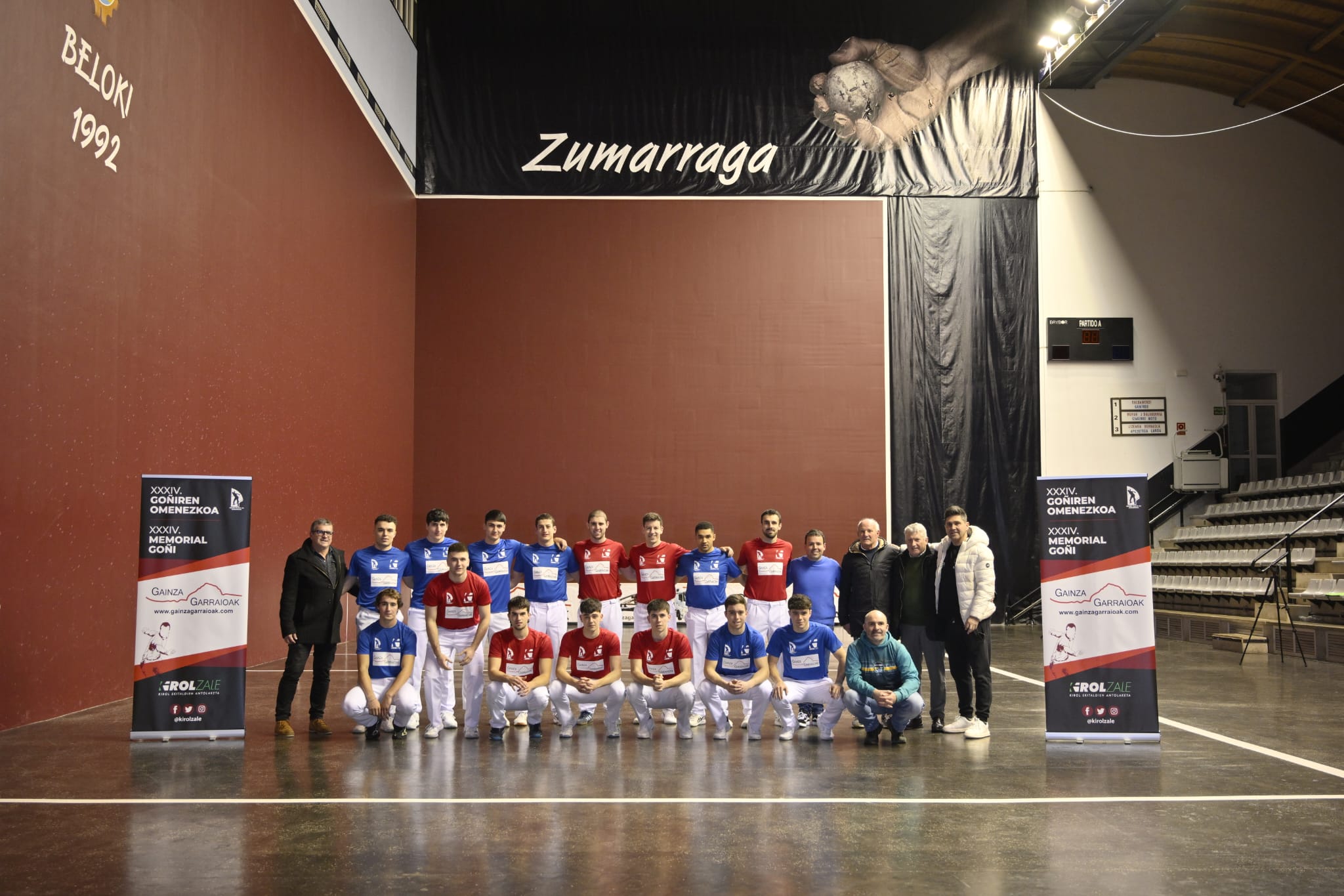 Xabier Goñi zenaren omenezko txapelketan aurten lehiatuko diren pilotariak, asteazkenean, Zumarragako Beloki pilotalekuan. KIROLZALE