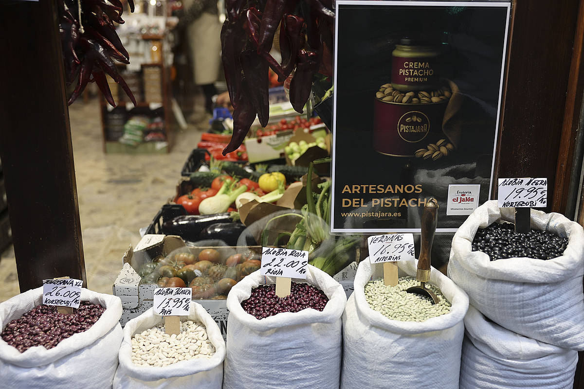 Babarrunak Bilboko fruitu denda batean. LUIS TEJIDO / EFE