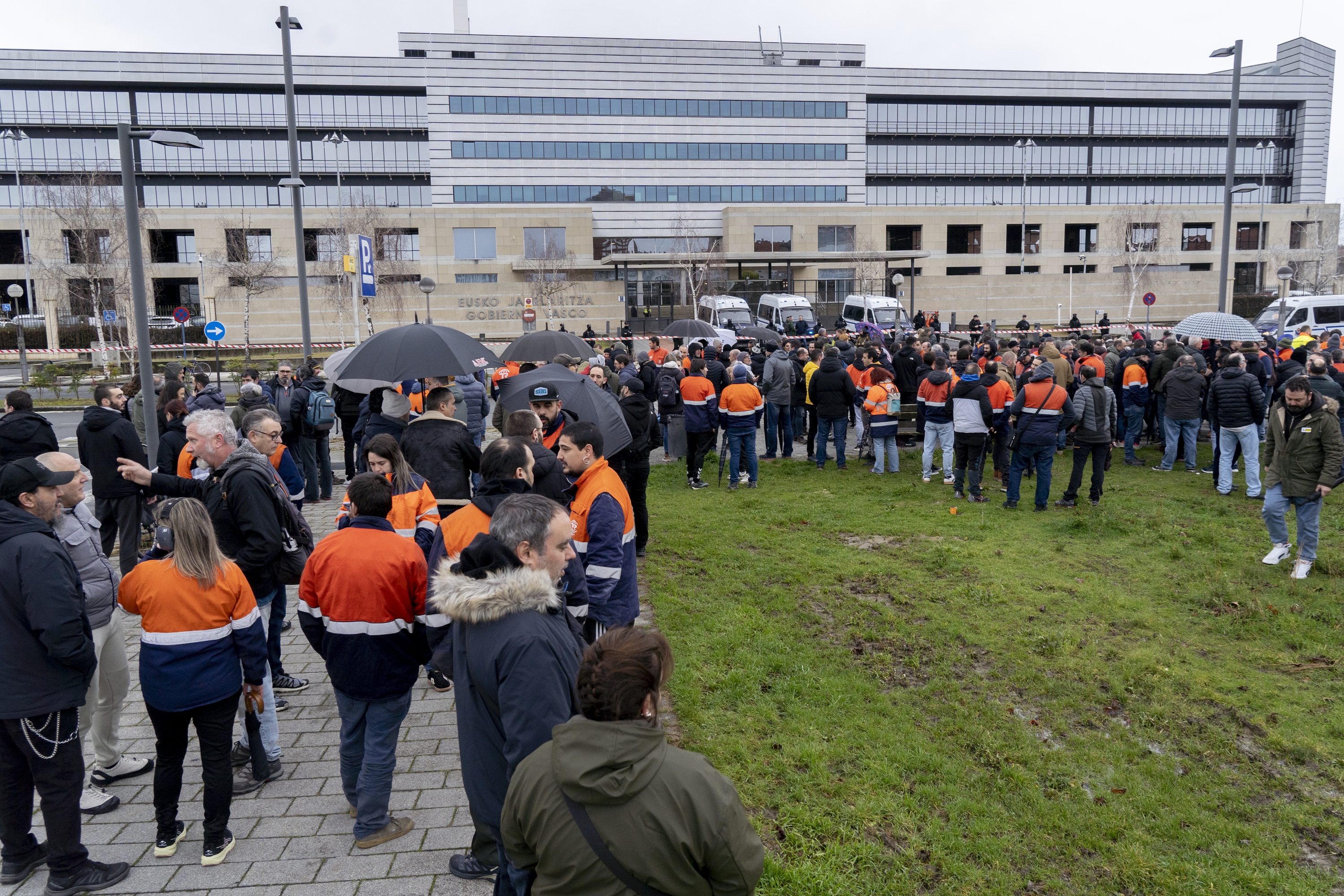 Tubos Reunidoseko langileak, Eusko Jaurlaritzaren egoitzaren aurrean gaur eginiko elkarretaratzean. RAUL BOGAJO / FOKU