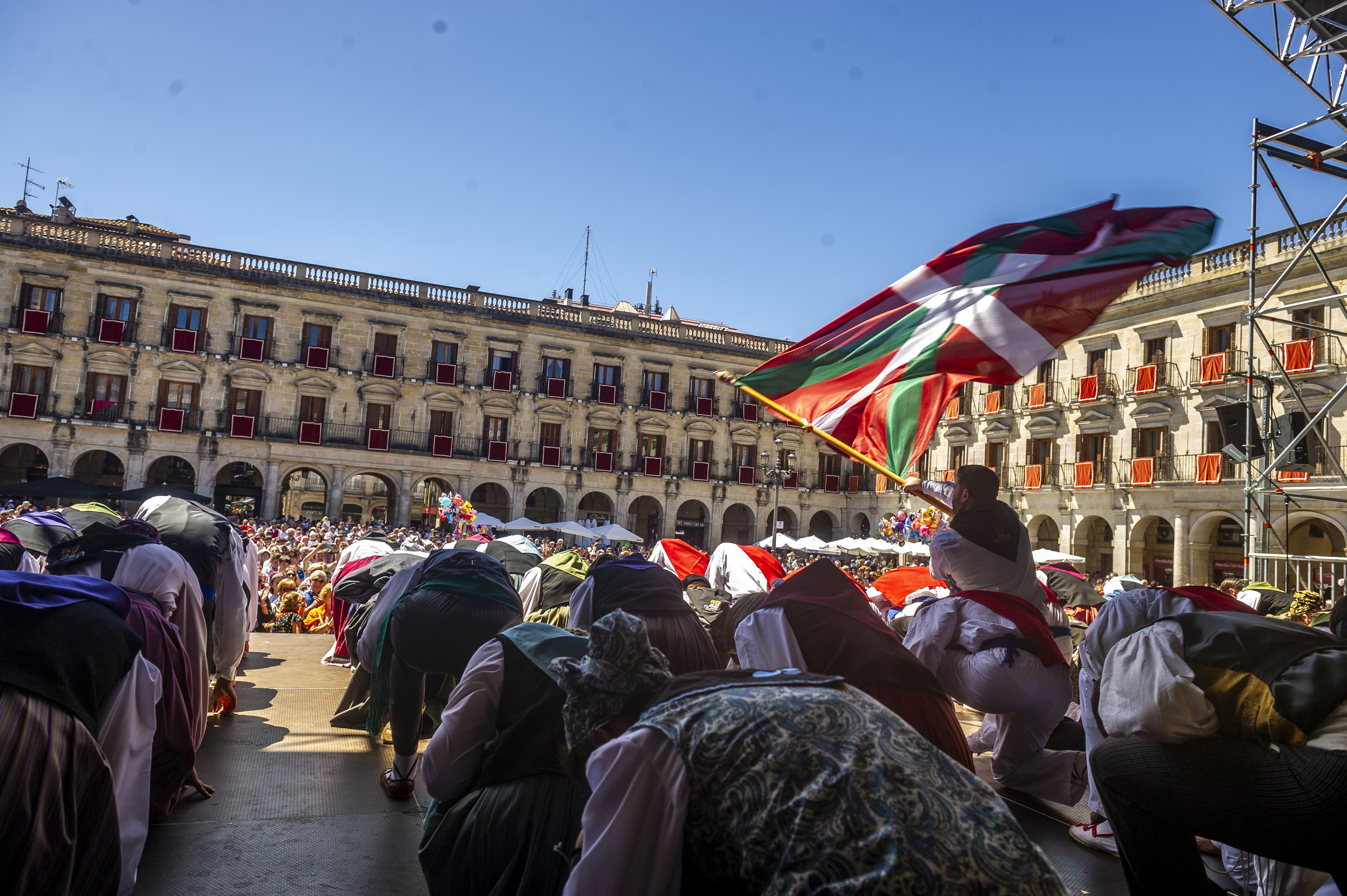 Gasteizko Algara dantza taldearen erakustaldi bat, Gasteizko jaietan. RAUL BOGAJO / FOKU