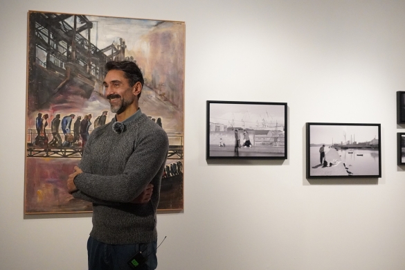 Alberto Salcedo, atzean Agustin Ibarrolaren margolana duela. ITSASMUSEUM Alberto Salcedo, atzean Agustin Ibarrolaren margolana duela. ITSASMUSEUM