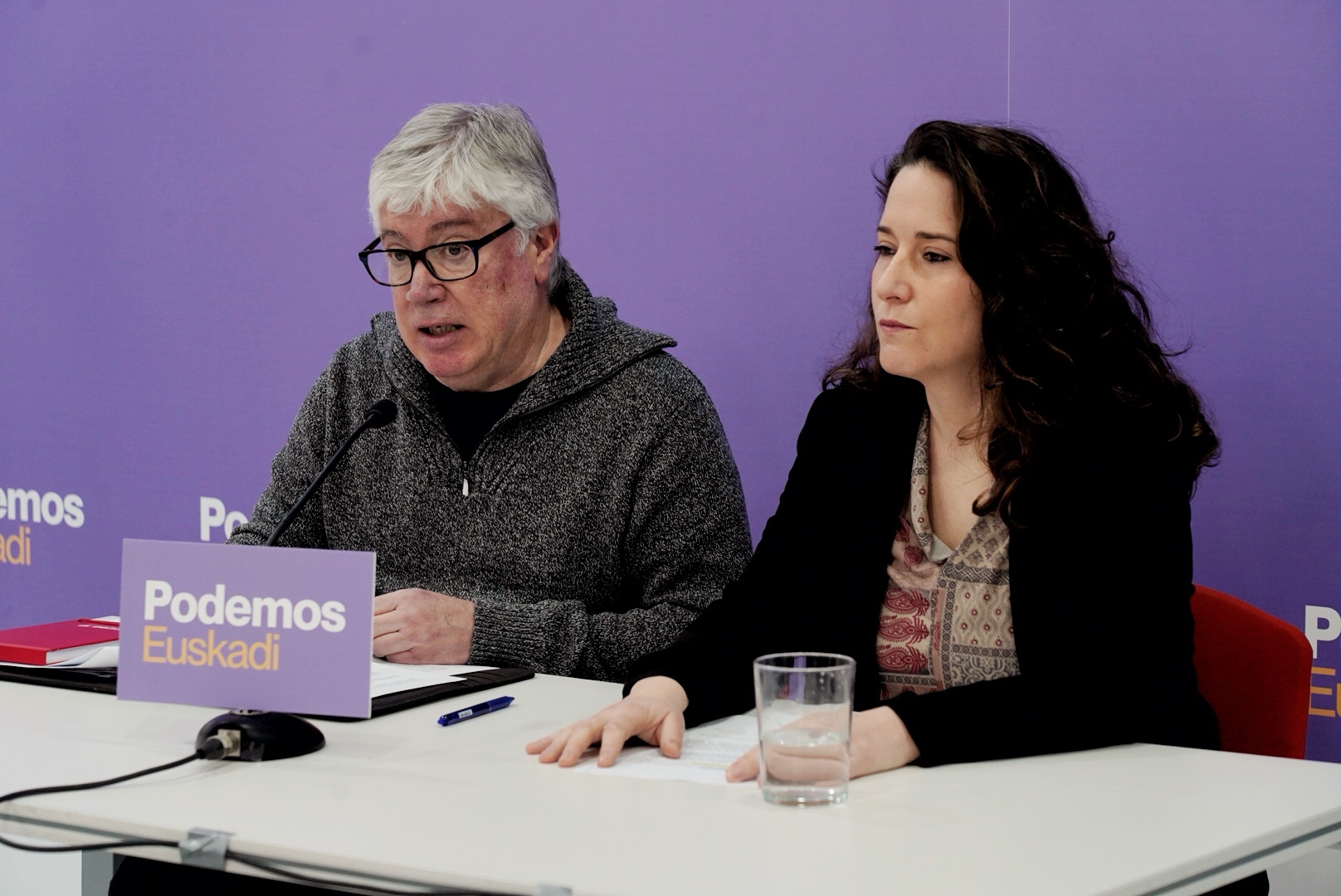 EKIko Koldo Gonzalez eta Ahal Dugu-ko Leticia Jimenez, gaur Gasteizen egindako prentsaurrekoan.. RAUL BOGAJO / FOKU