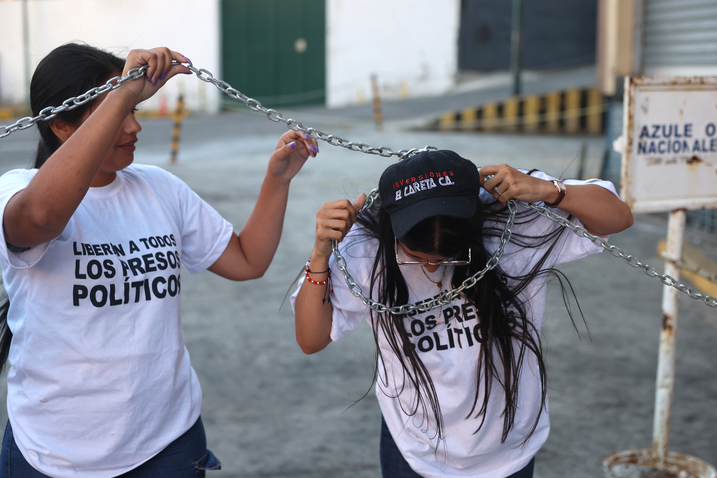 Presoen senideek egindako protesta bat, atzo, Caracasen. MIGUEL GUTIERREZ / EFE