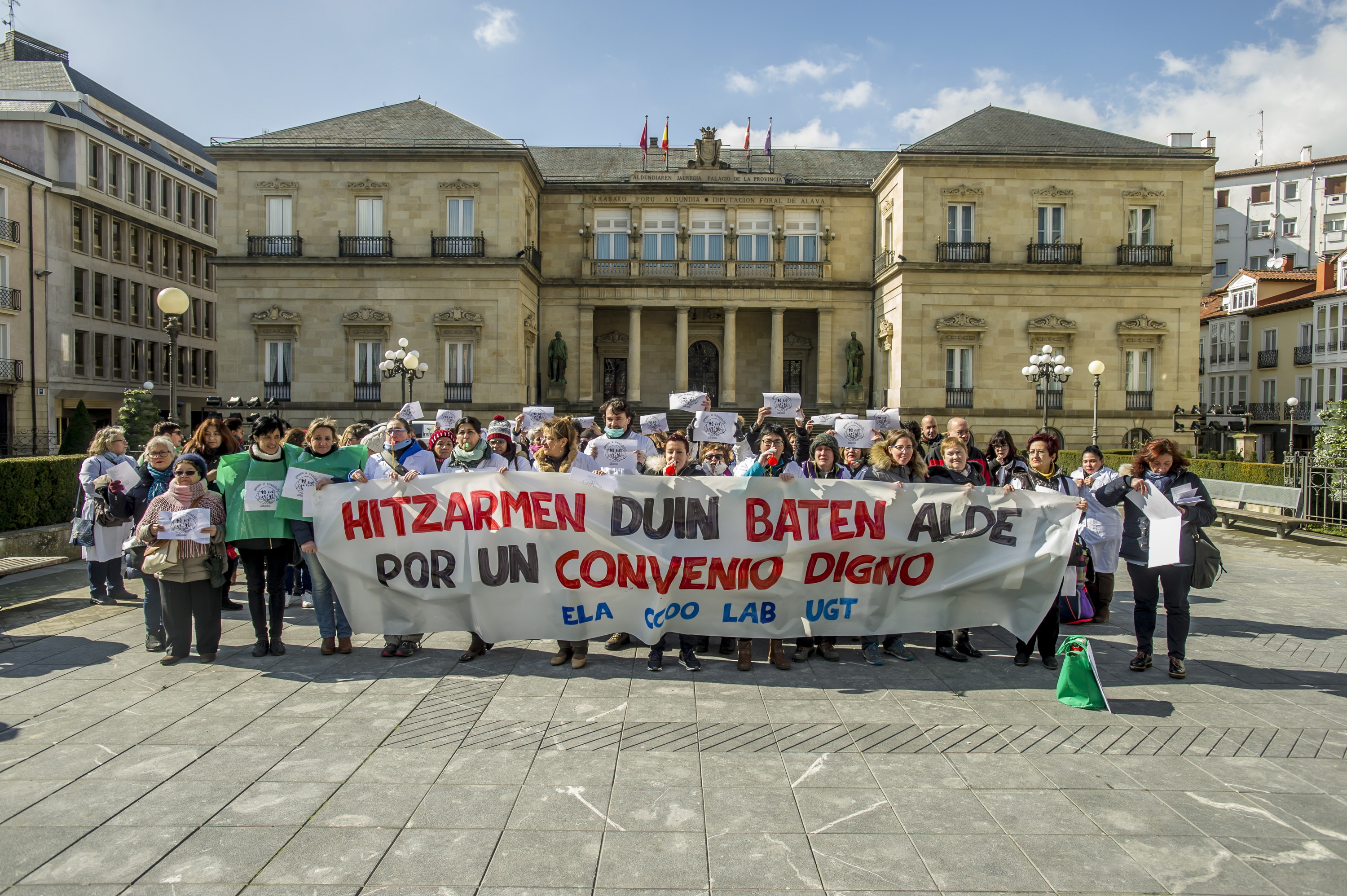 Arabako etxez etxeko laguntza zerbitzuko langileen protesta, artxiboko irudi batean. JAIZKI FONTANEDA / FOKU