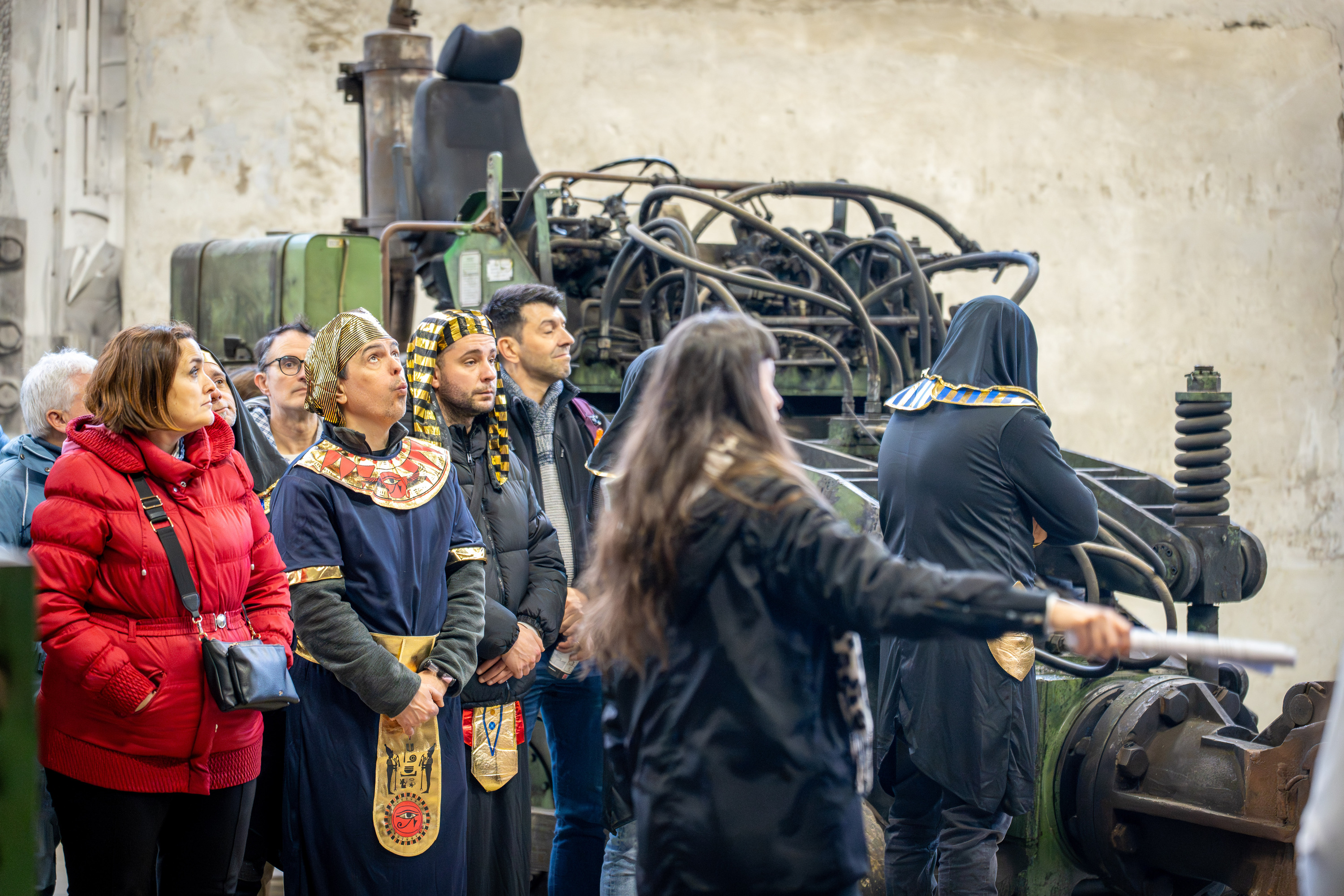 Txillida Lantoki museoan bisita gidatu bat egin dute gaur; nabaritu dira inauteriak. AITOR KARASATORRE / FOKU