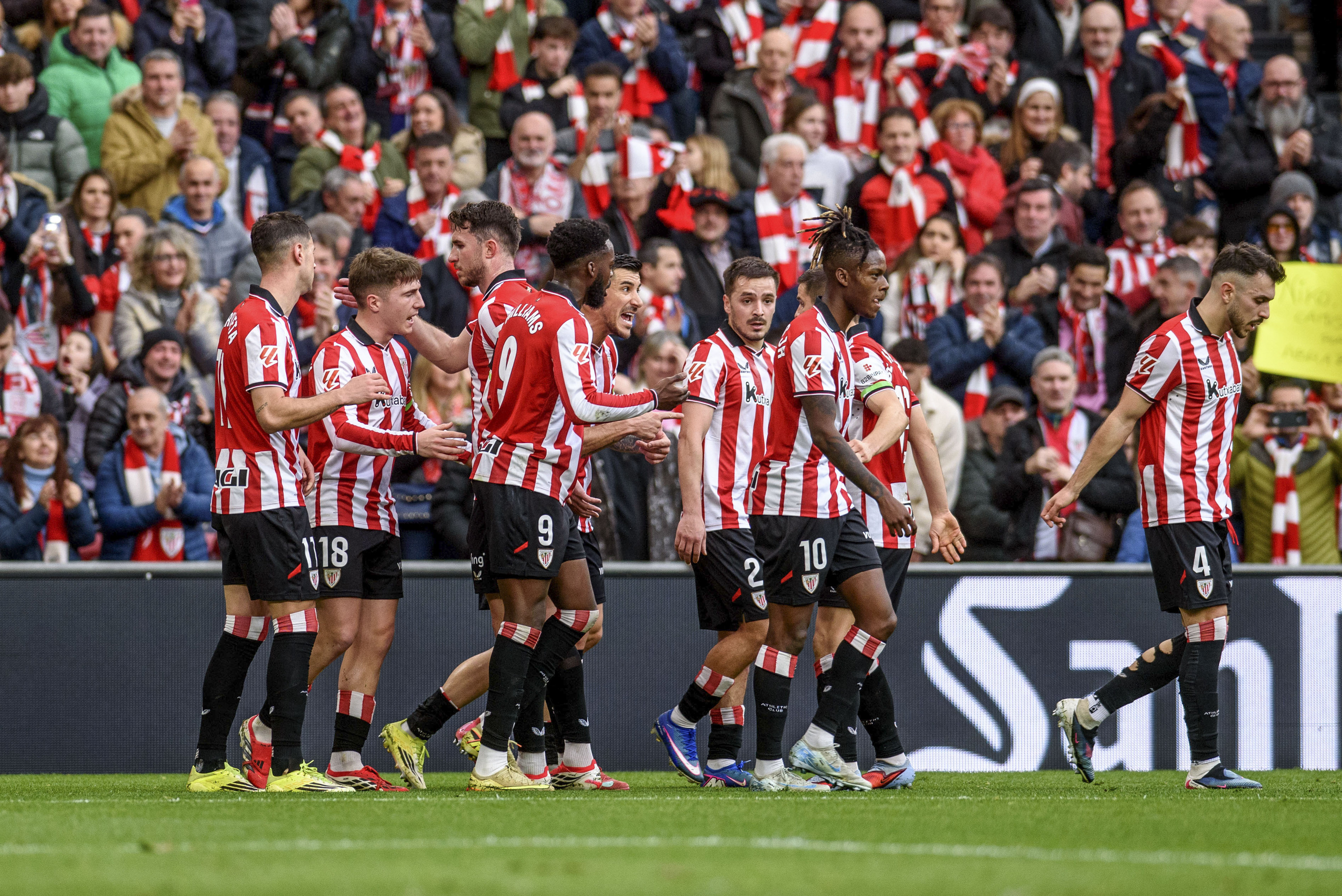 Athleticeko jokalariak Guruzetak Levanteri sartutako lehen gola ospatzen. JAVIER ZORRILLA / EFE
