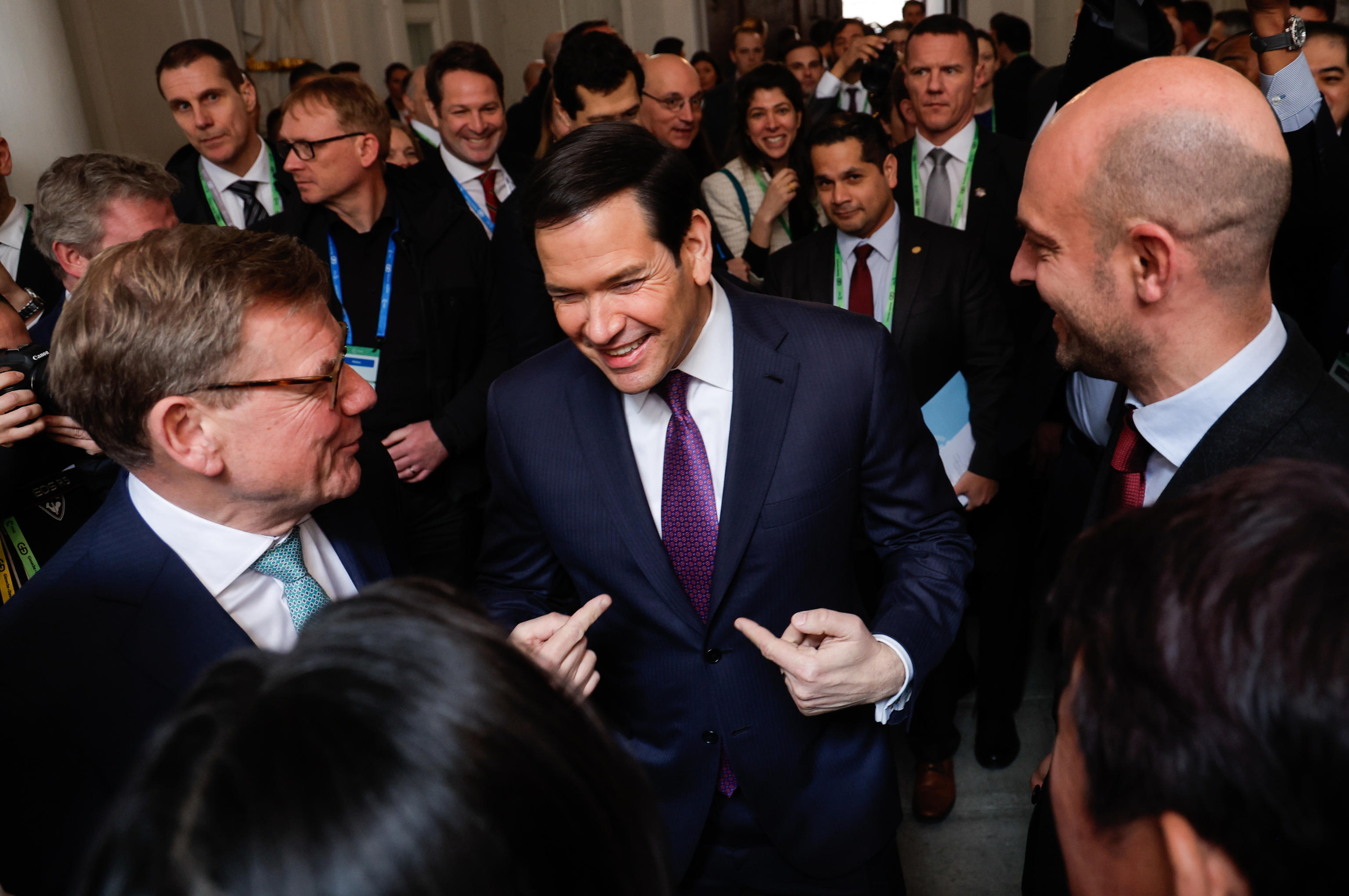 Marco Rubio Johann Wadephul Alemaniako Atzerri ministroaren eta Jean-Noel Barrot Frantziako bere homologoaren tartean, gaur, Munichen. GIUSEPPE LAMI / EFE