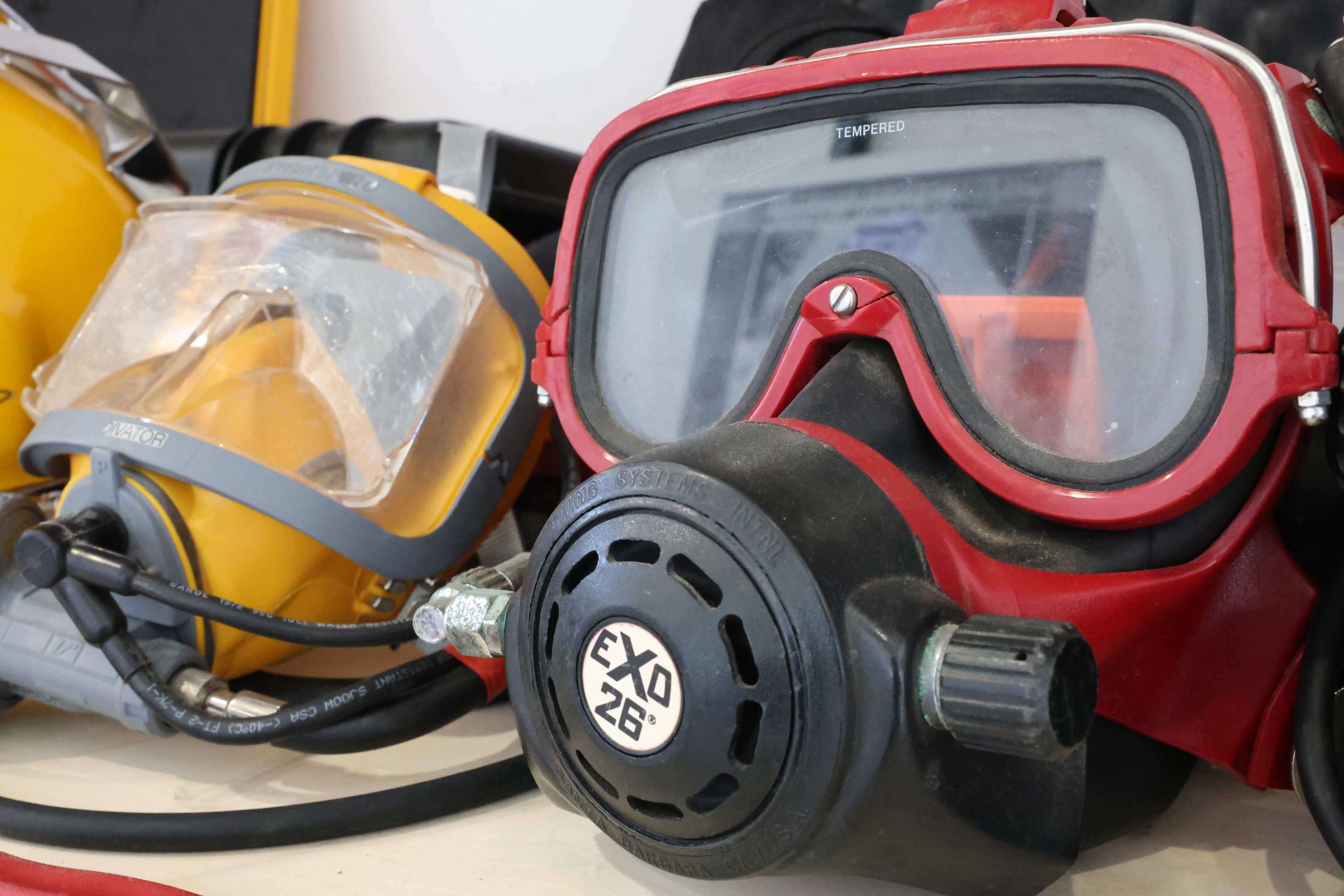 Kasko pare bat Ondarroako urpekaritza eskola berrian. OSKAR MATXIN EDESA / FOKU