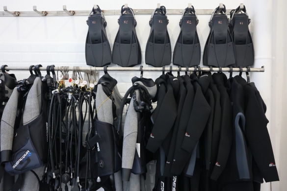 Urpekari profesionalak izateko prestatzen ari diren arren, ekipo autonomoak erabiltzen ere ikasten dute. OSKAR MATXIN EDESA / FOKU