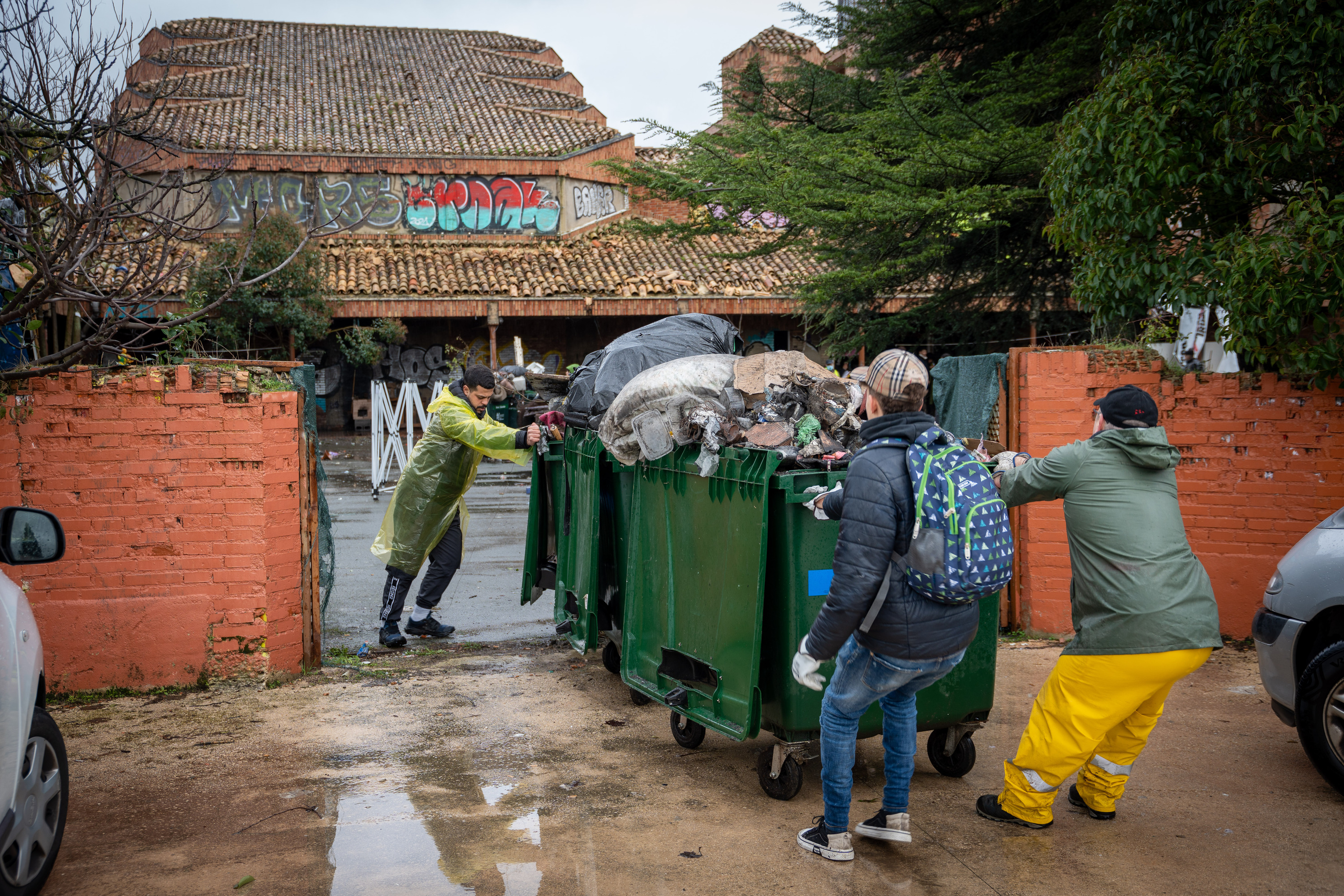 Negu Gorriak kolektiboak deituta, hainbat lagunek auzolana egin dute Aranzadiko agustindarren komentu zaharrean. AITOR KARASATORRE / FOKU