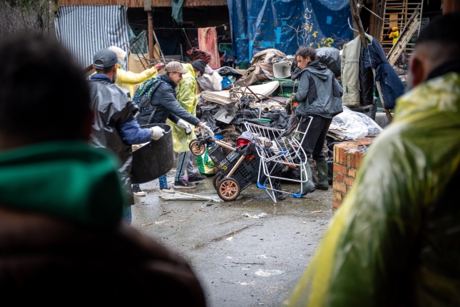 (ID_15791648)Negu Gorriak kolektiboak deituta, hainbat lagunek auzolana egin dute Agustinarren konbentu zaharrean, Iruñean. AITOR KARASATORRE / FOKU