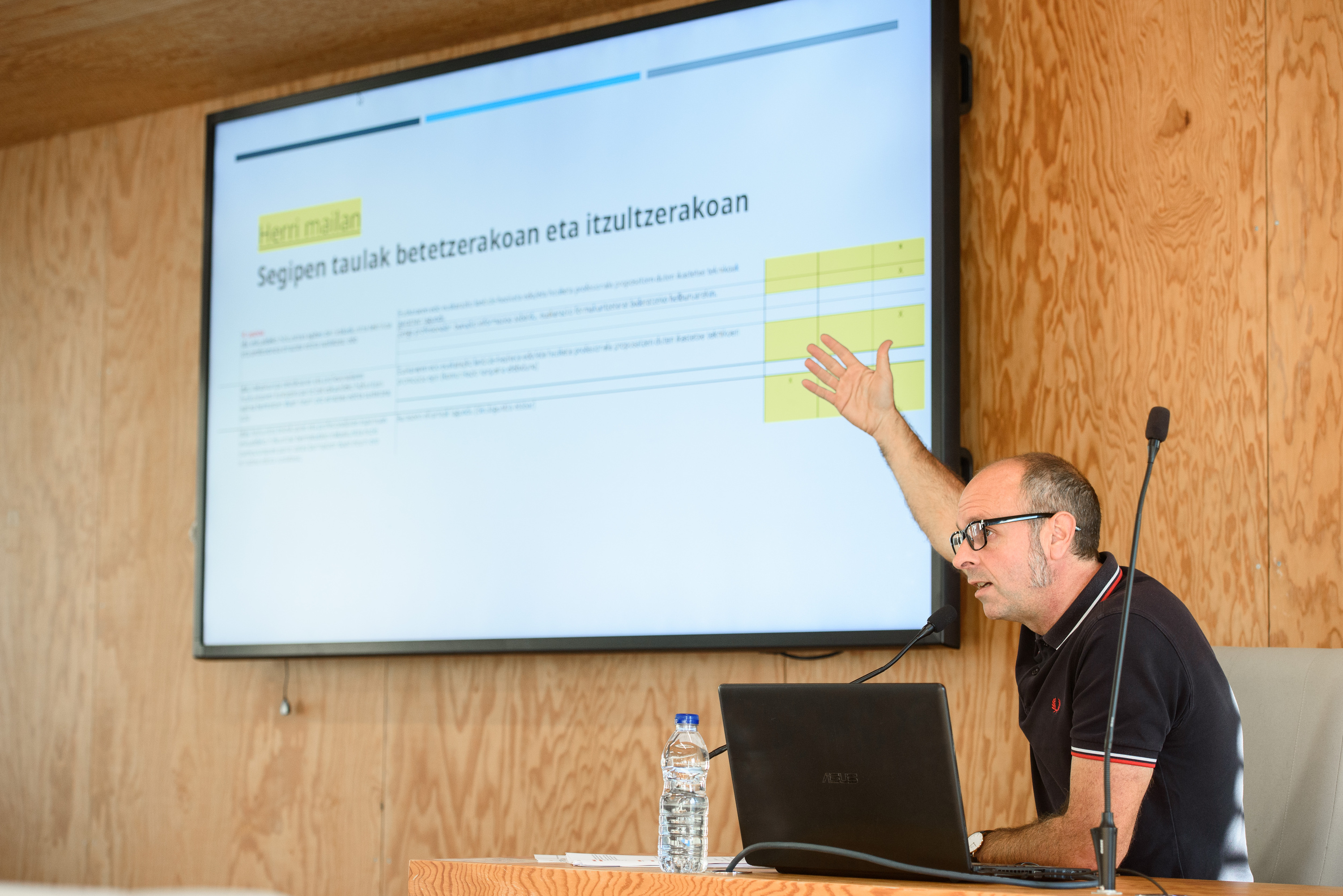 Sebastien Castet Euskal Konfederazioaren barometroaren aurkezpenean. GUILLAUME FAUVEAU