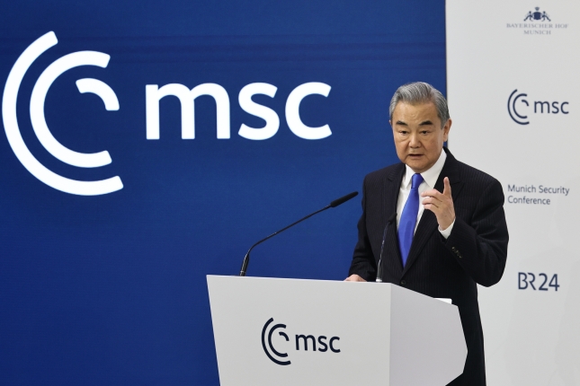 AEBek Venezuelan egindako erasoa kritikatu du Wang Yi Txinako Atzerri ministroak gaur, Munichen. RONALD WITTEK / EFE AEBek Venezuelan egindako erasoa kritikatu du Wang Yi Txinako Atzerri ministroak gaur, Munichen. RONALD WITTEK / EFE