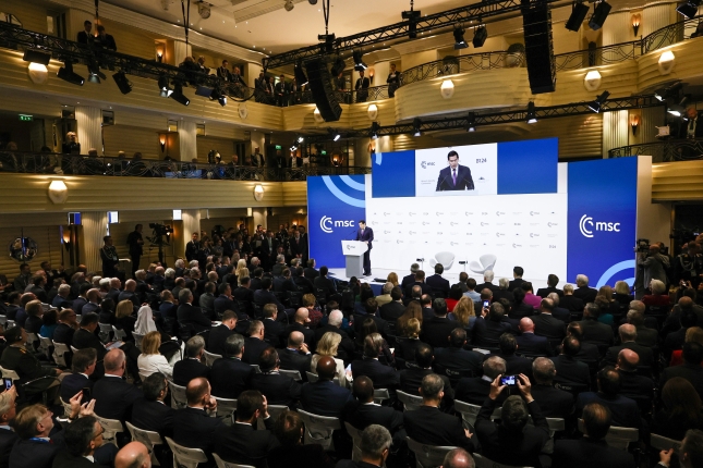 Munichen emandako hitzaldian Rubiok nabarmendu du Mendebaldeak «munduan duen tokia berrezarriko» duela Trumpek. Munichen emandako hitzaldian Rubiok nabarmendu du Mendebaldeak «munduan duen tokia berrezarriko» duela Trumpek.