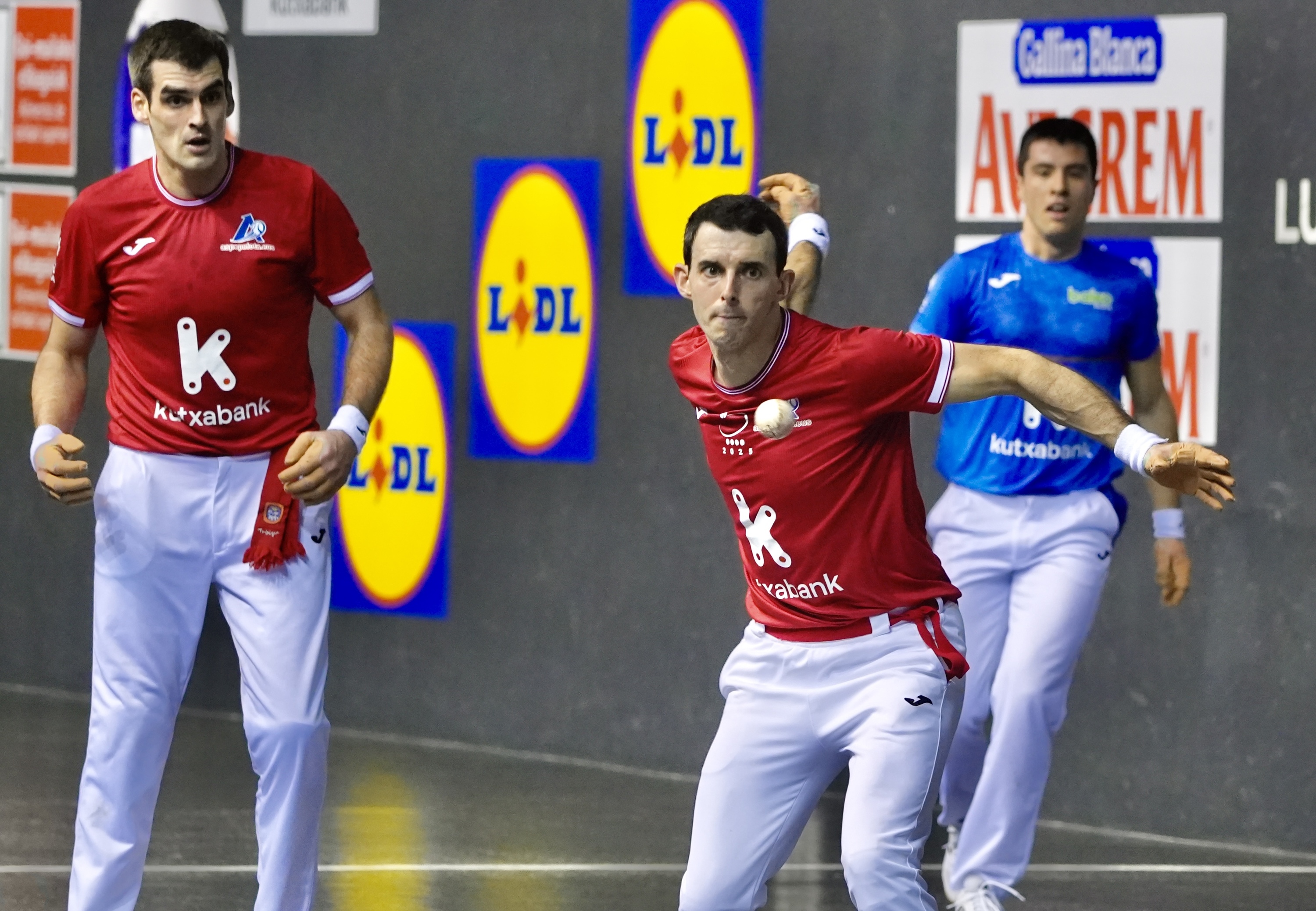 Altuna III.a pilota joatzen, atzean Ezkurdia duela. ANDONI CANELLADA / FOKU