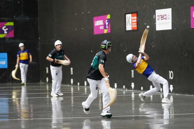 Lau pilotariak, lehian, gaur. ENDIKA PORTILLO / FOKU