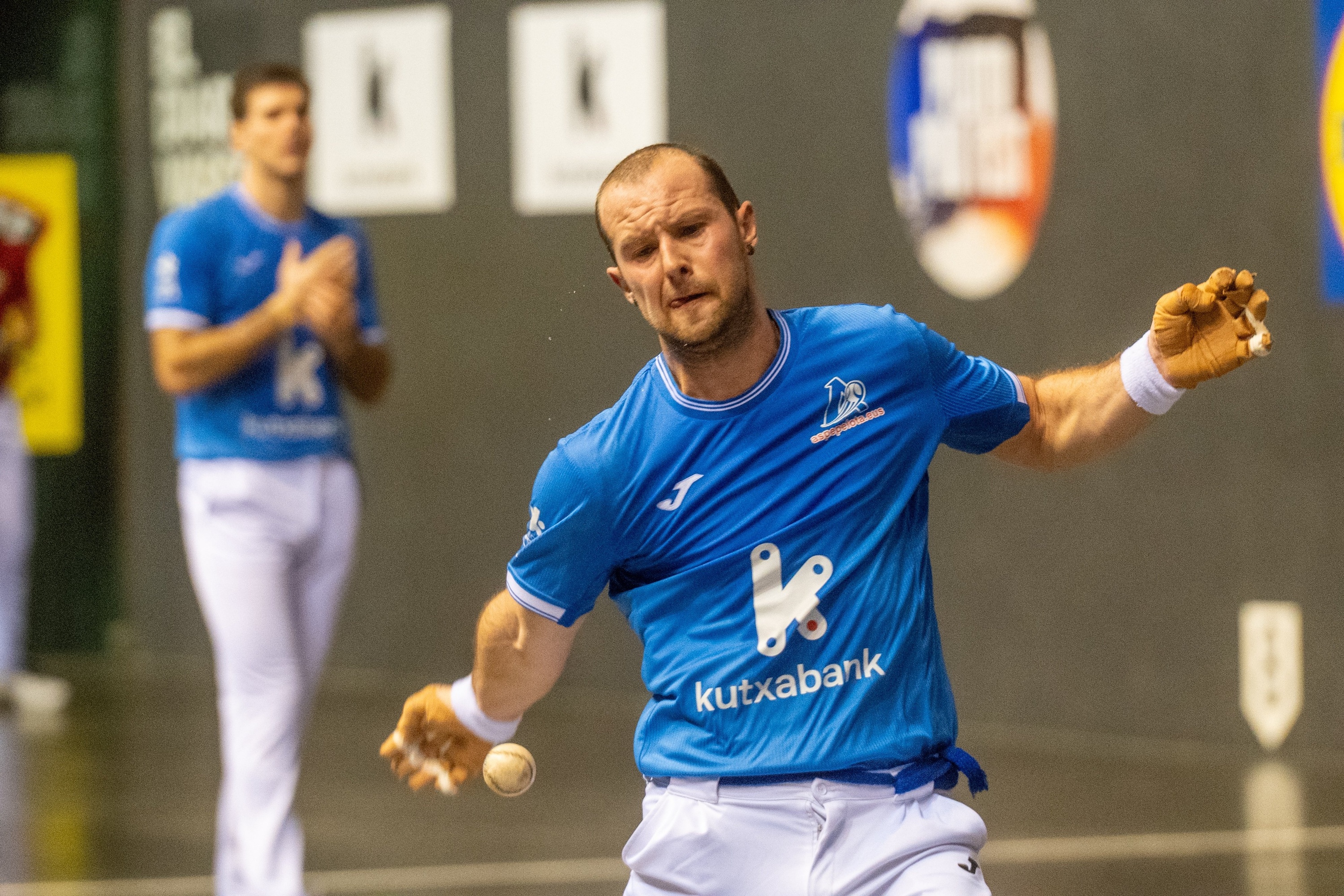 Elordi pilota jotzen, atzean Zabaleta duela. GORKA RUBIO / FOKU