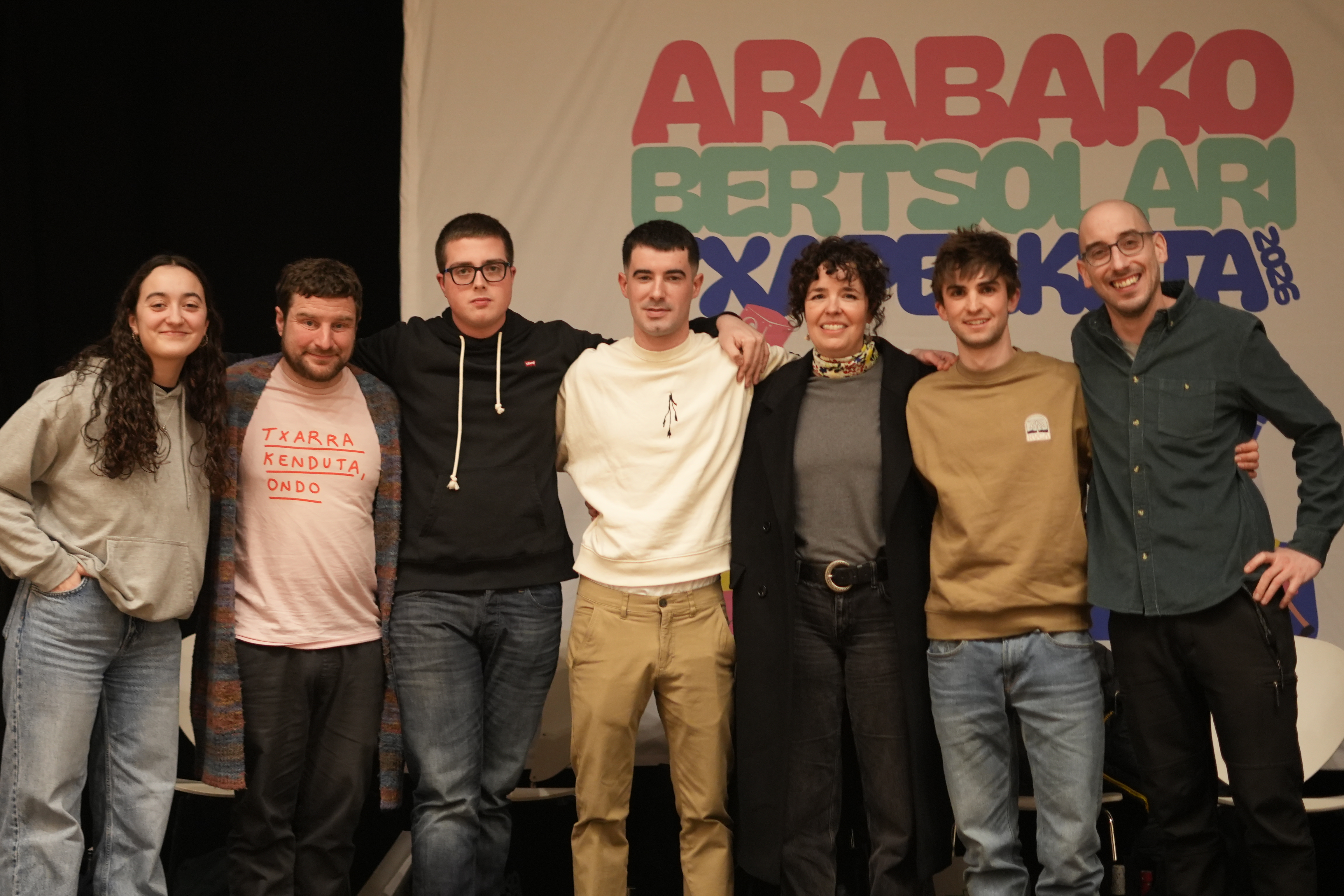 Laudioko saioan parte hartu duten bertsolariak. Erdian, Abarrategi. BERTSOZALE ELKARTEA
