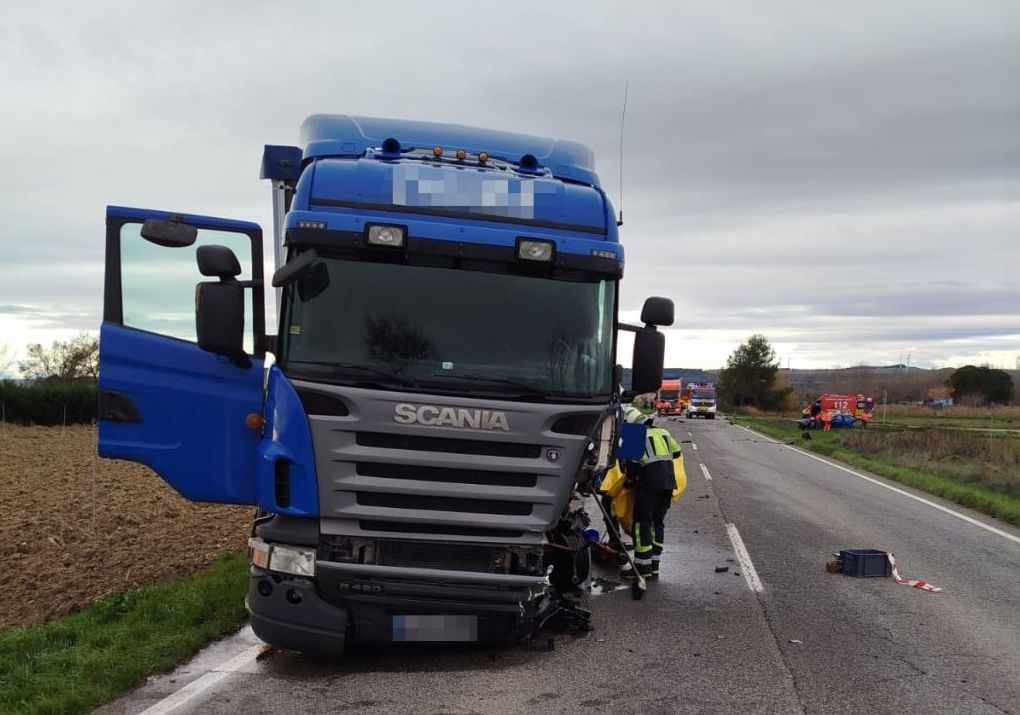 Kamioi baten eta auto baten arteko istripua, NA-115 errepidean, Azkoienen (Nafarroa). NAFARROAKO SUHILTZAILEAK