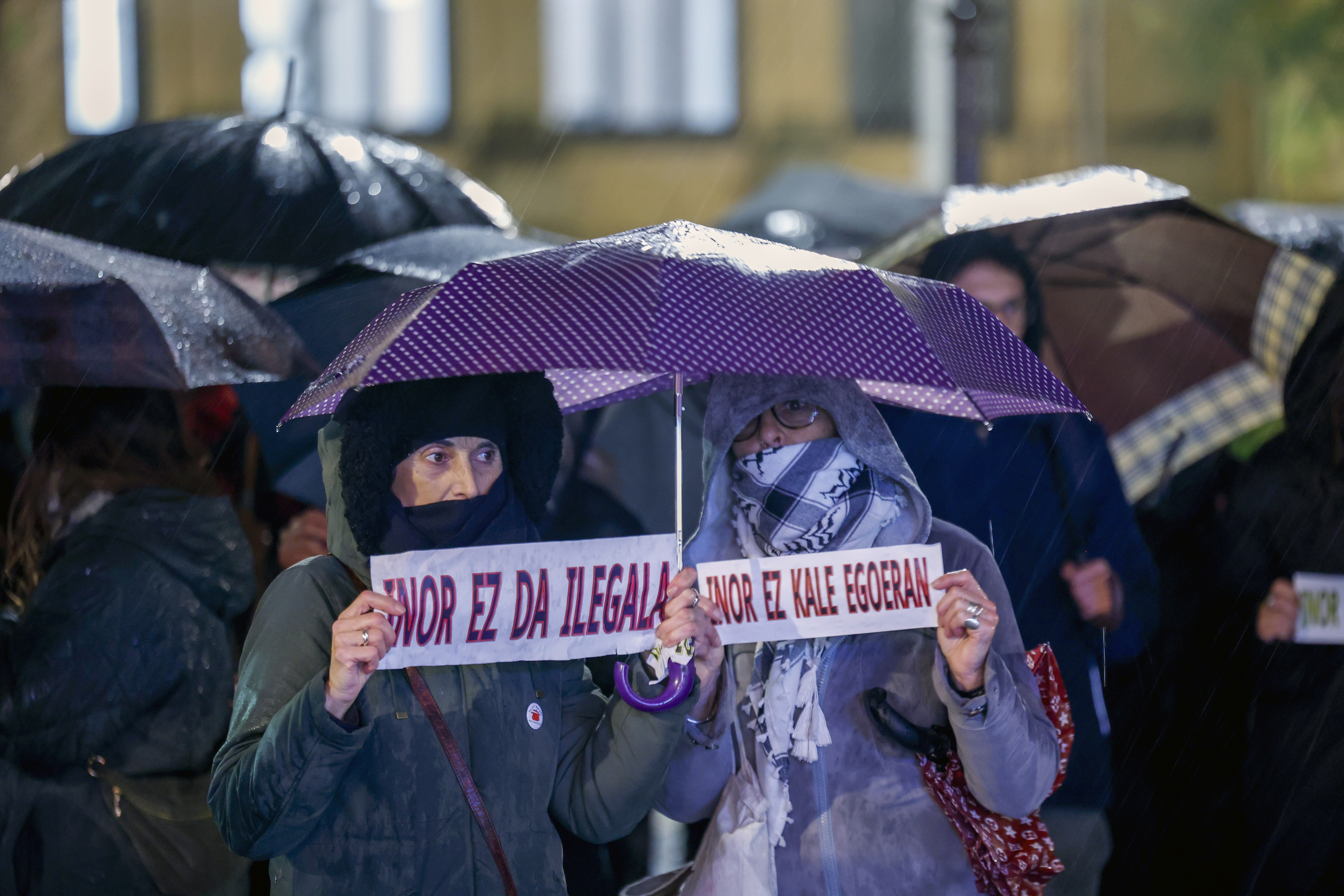 Martuteneko agustindarren eraikina hustearen aurkako protesta Donostian, abenduan. JUAN HERRERO / EFE