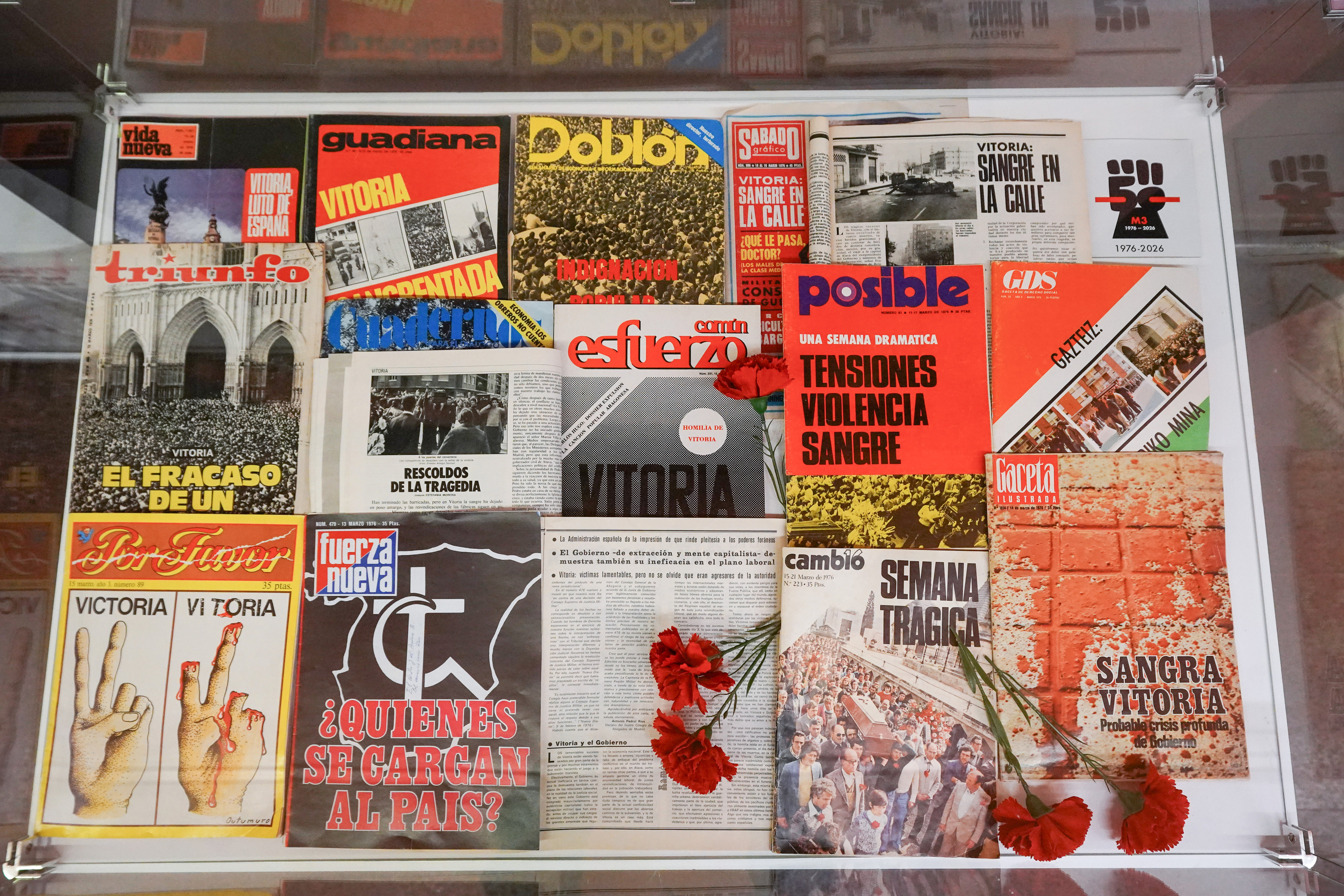 Martxoaren 3ko gertakarien berri eman zuten hainbat argitalpen, erakusketako bitrina batean. ENDIKA PORTILLO / FOKU