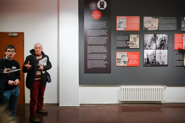 Txema Ramirez de la Piscina kazetaria eta Julen Díaz de Argote historialaria, erakusketaren bisita gidatua egiten. ENDIKA PORTILLO / FOKU