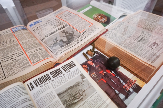 Martxoaren 3ko gertakariei buruzko argitalpenak, egunean bertan poliziak jaurti zituen bala eta pilotekin. ENDIKA PORTILLO / FOKU