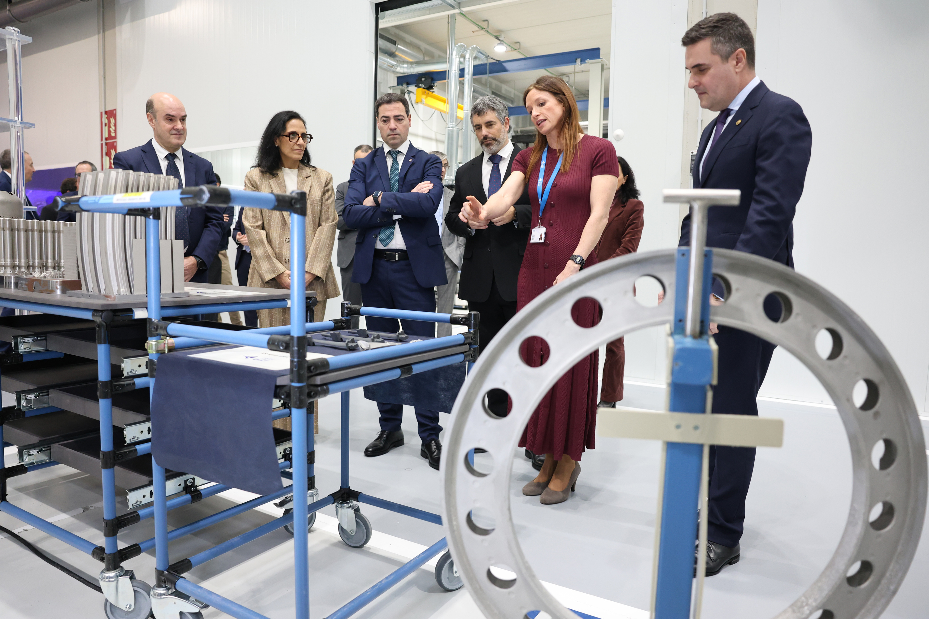 ITP Aeroko arduradun bat Imanol Pradalesi azalpenak ematen, Admire zentroan, Zamudion. OSKAR MATXIN / FOKU