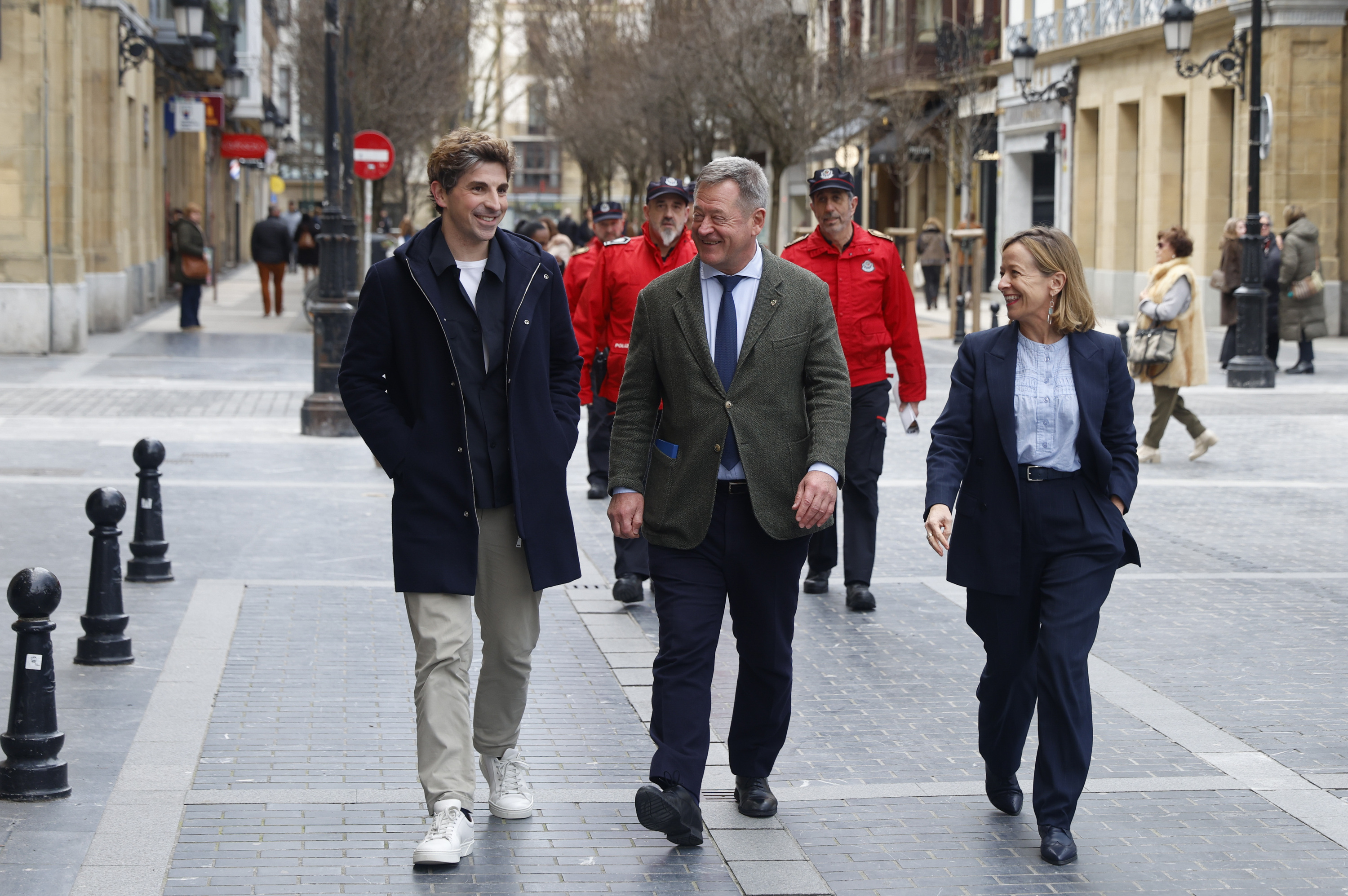 Insausti, ezkerrean, Zupiriarekin eta Mendozarekin, artxiboko irudi batean. JUAN HERRERO / EFE