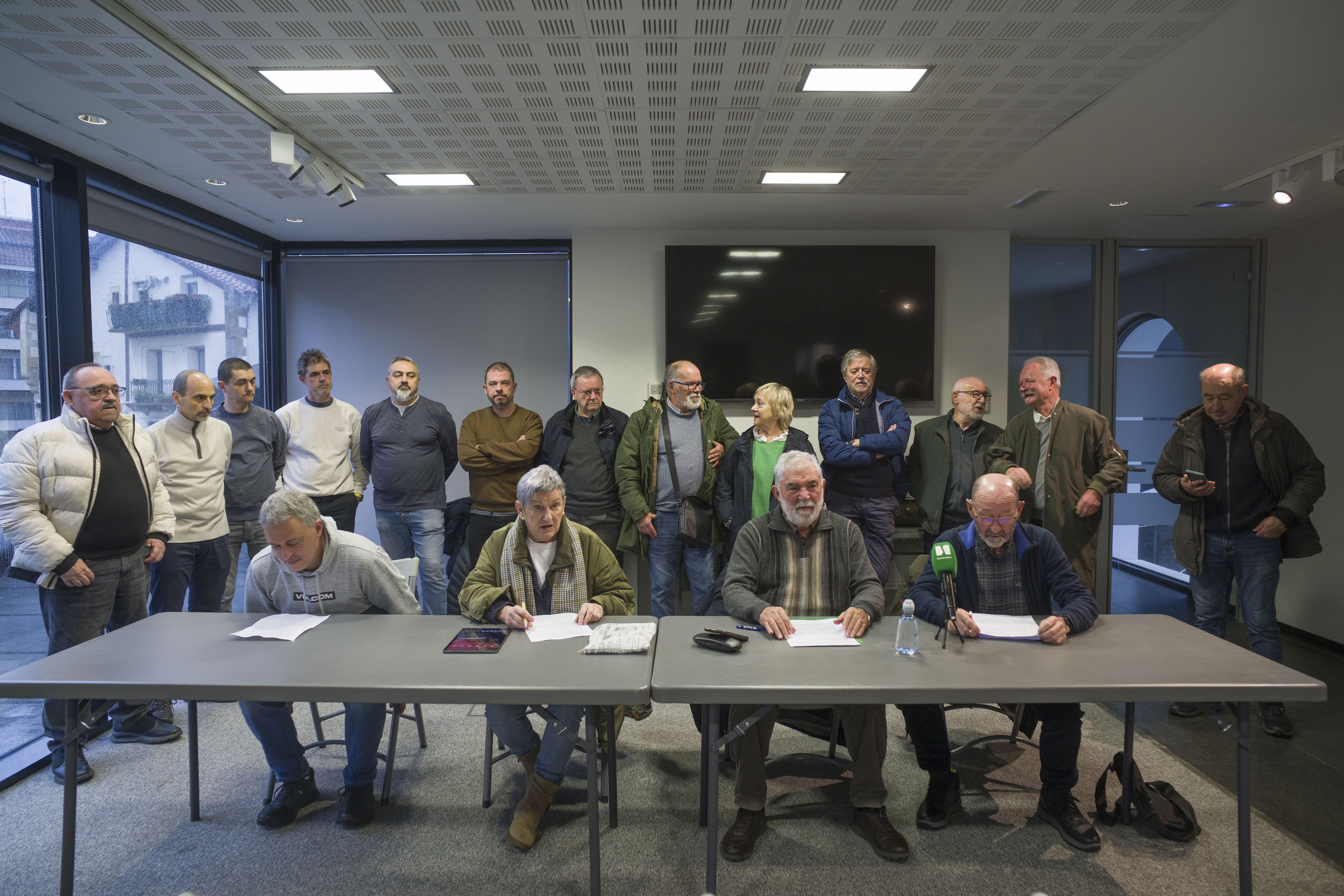 Lasarte-Oriako Michelinen 1976ko ehun eguneko greba oroitzeko sortutako taldea, atzo, Lasarte-Orian. JON URBE / FOKU