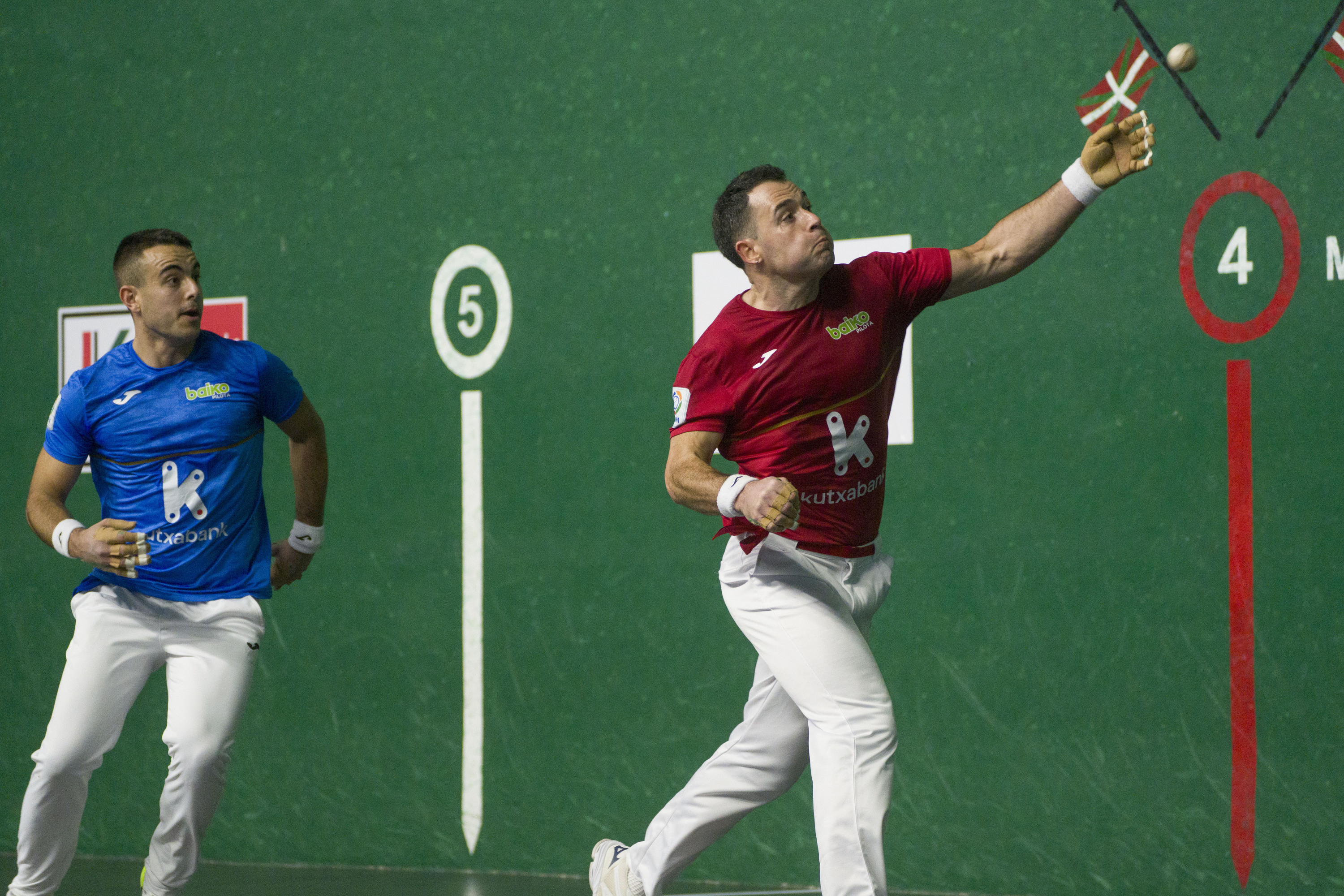 Jaka pilota bat errematatzen, atzean Larrazabal duela. JON URBE / FOKU