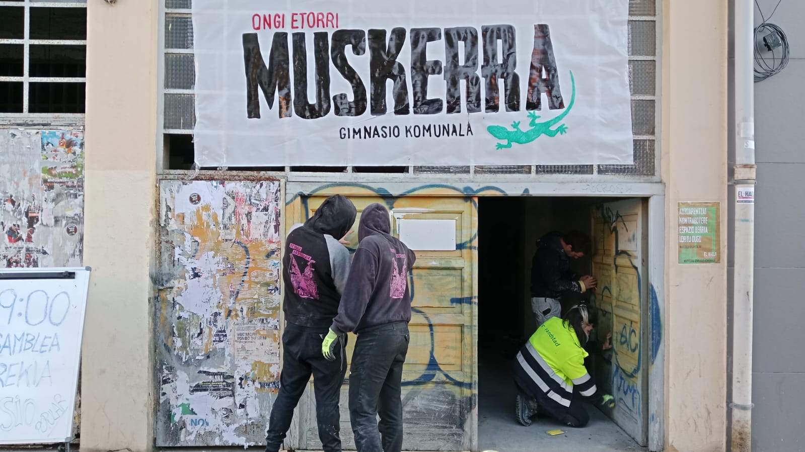 El Hadji guneko hainbat kide, Iruñeko Arrotxapea auzoan okupatu duten eraikina atontzen, gimnasio bilakatzeko. EL HADJI GUNEA