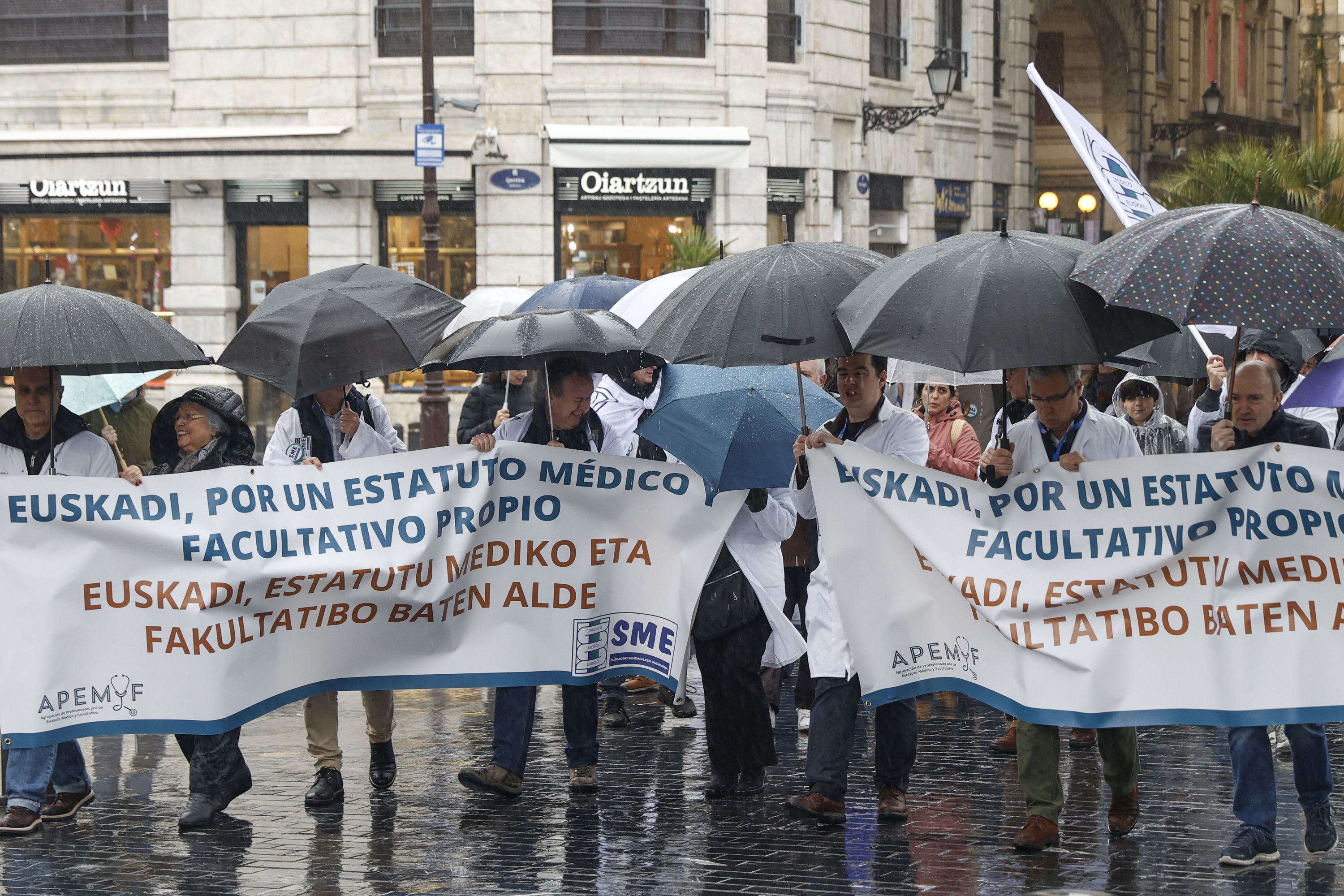 Euskadiko Sendagileen Sindikatuak deituta, manifestazioa egin dute gaur Osakidetzako medikuek, Donostian. JUAN HERRERO / EFE