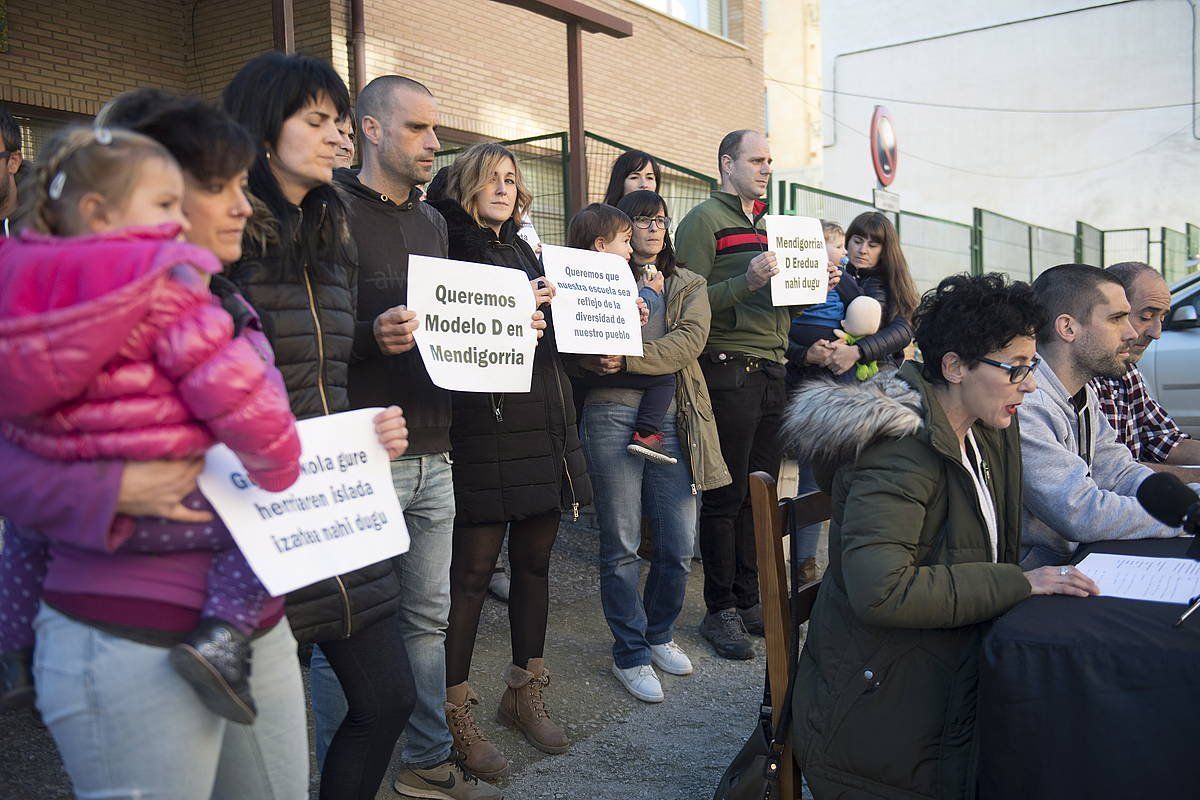 Mendigorriko guraso taldeak otsaila hasieran egindako agerraldi bat. JAGOBA MANTEROLA / FOKU